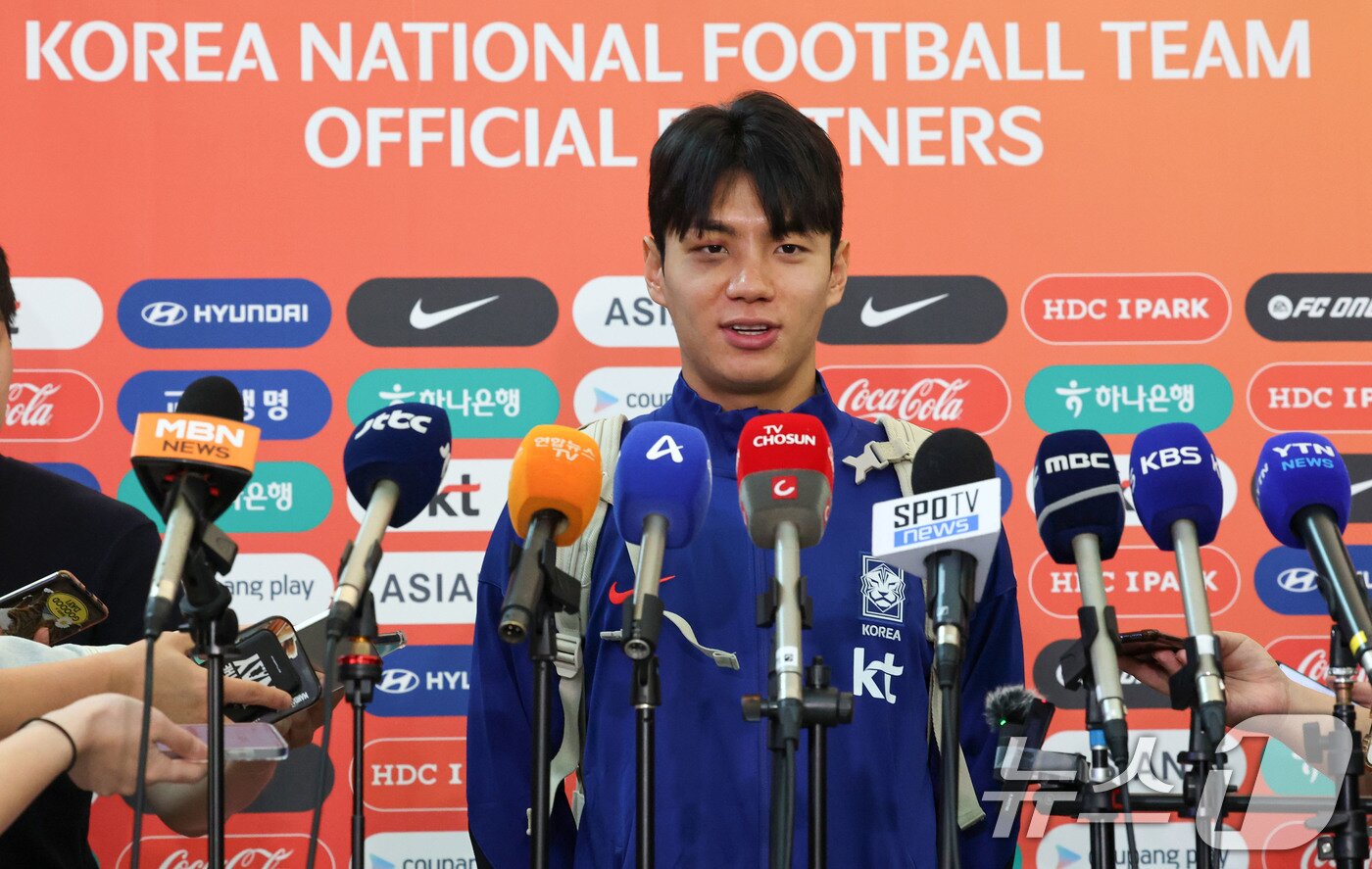 본문 이미지 - 축구 국가대표팀 전진우 선수가 2일 이라크전 원정경기를 하기 위해 인천국제공항을 통해 출국하며 인터뷰를 하고 있다. 대한민국 축구대표팀은 6일 오전 3시15분&#40;한국시간&#41; 이라크와 2026 국제축구연맹&#40;FIFA&#41; 북중미 월드컵 아시아 3차 예선 B조 경기를 치른다. 2025.6.2/뉴스1 ⓒ News1 박세연 기자