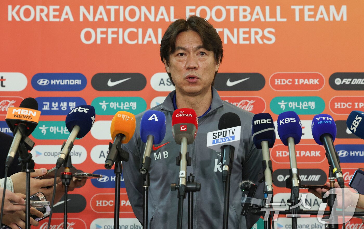 본문 이미지 - 축구 국가대표팀 홍명보 감독이 2일 이라크전 원정경기를 하기 위해 인천국제공항을 통해 출국하며 인터뷰를 하고 있다. 대한민국 축구대표팀은 6일 오전 3시15분&#40;한국시간&#41; 이라크와 2026 국제축구연맹&#40;FIFA&#41; 북중미 월드컵 아시아 3차 예선 B조 경기를 치른다. 2025.6.2/뉴스1 ⓒ News1 박세연 기자