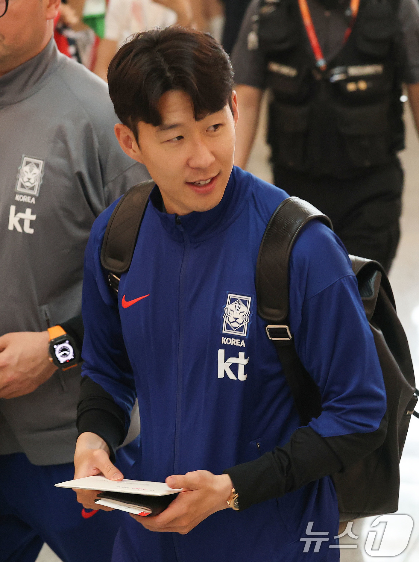 (인천공항=뉴스1) 박세연 기자 = 축구 국가대표팀 주장 손흥민 선수가 2일 이라크전 원정경기를 하기 위해 인천국제공항을 통해 출국하고 있다.대한민국 축구대표팀은 6일 오전 3시1 …