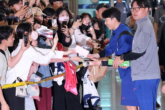 홍명보호, 팬들 응원 속 이라크 출국…"손흥민 무리 안 시킬 것"(종합)