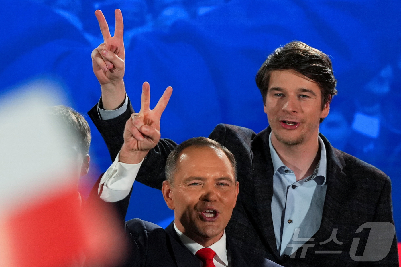 (바르샤바 로이터=뉴스1) 강민경 기자 = 법과정의당(PiS) 소속인 폴란드 대통령 후보 카롤 나브로츠키가 아들 안토니와 함께 2025년 6월 1일 폴란드 바르샤바에서 대통령 선거 …