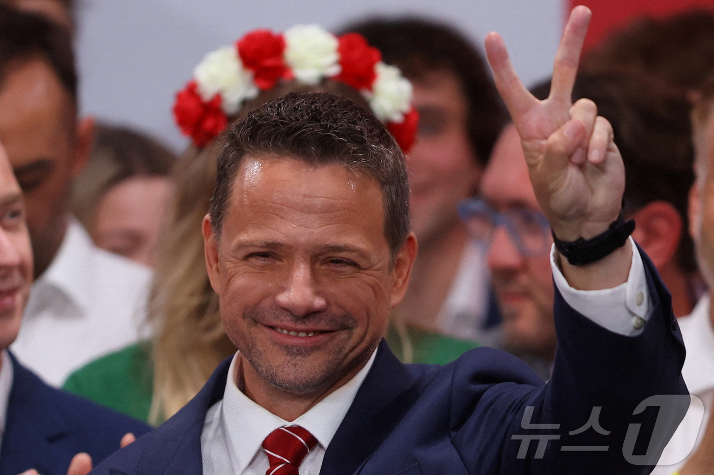 (바르샤바 로이터=뉴스1) 강민경 기자 = 폴란드 집권당 시민플랫폼(PO) 대통령 후보이자 바르샤바 시장인 라파우 트르자스코프스키가 2025년 6월 1일 폴란드 바르샤바에서 열린 …