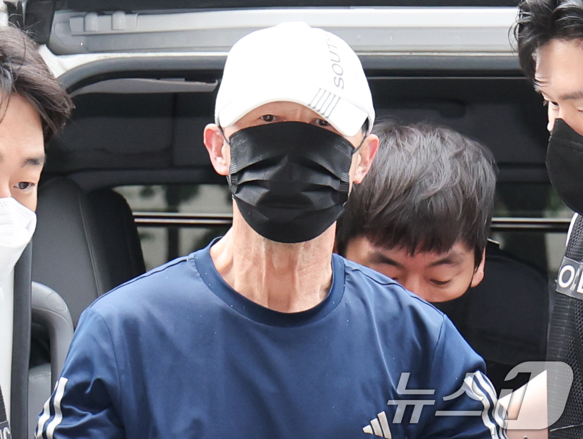 (서울=뉴스1) 허경 기자 = 운행 중인 서울지하철 5호선 열차에서 불을 지른 원 모 씨가 2일 서울 양천구 서울남부지법에서 열린 구속 전 피의자 심문(영장실질심사)에 출석하고 있 …