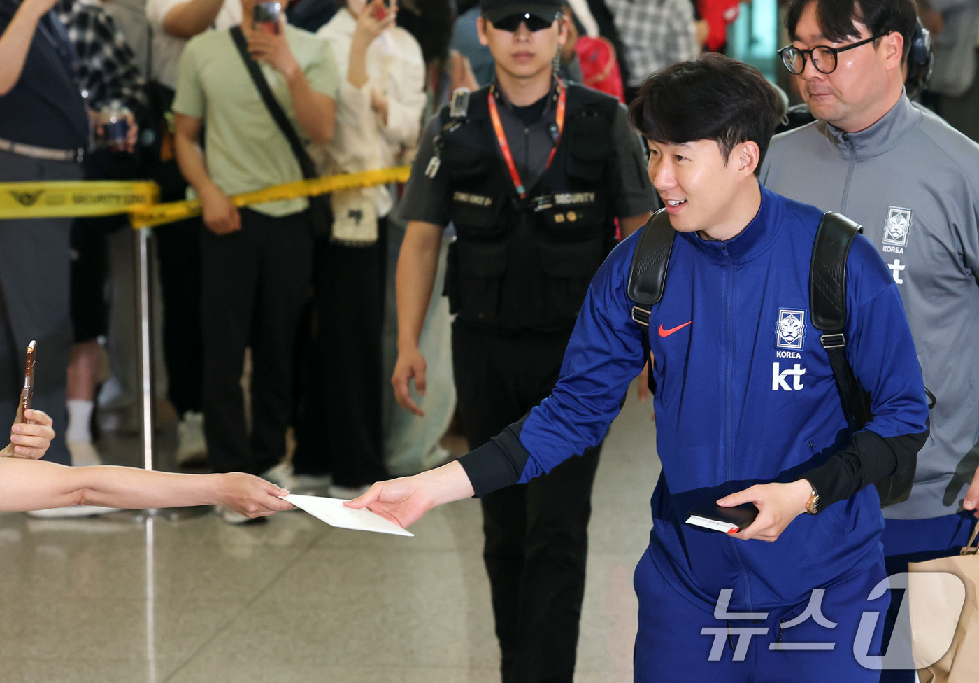(인천공항=뉴스1) 박세연 기자 = 축구 국가대표팀 주장 손흥민 선수가 2일 이라크전 원정경기를 하기 위해 인천국제공항을 통해 출국하고 있다.대한민국 축구대표팀은 6일 오전 3시1 …