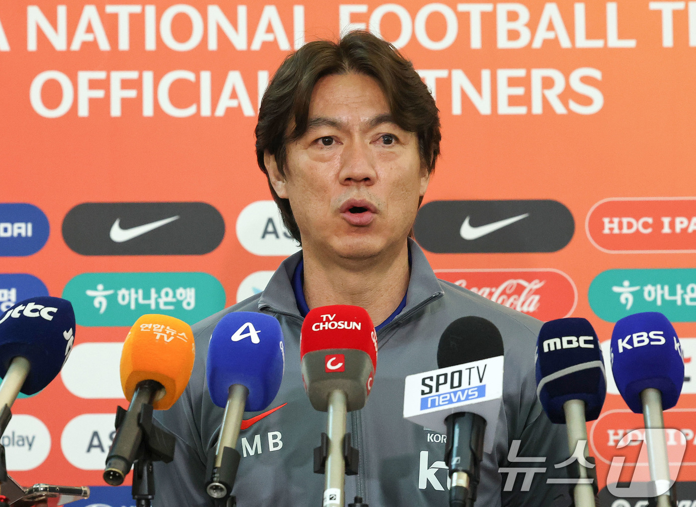 (인천공항=뉴스1) 박세연 기자 = 축구 국가대표팀 홍명보 감독이 2일 이라크전 원정경기를 하기 위해 인천국제공항을 통해 출국하며 인터뷰를 하고 있다.대한민국 축구대표팀은 6일 오 …