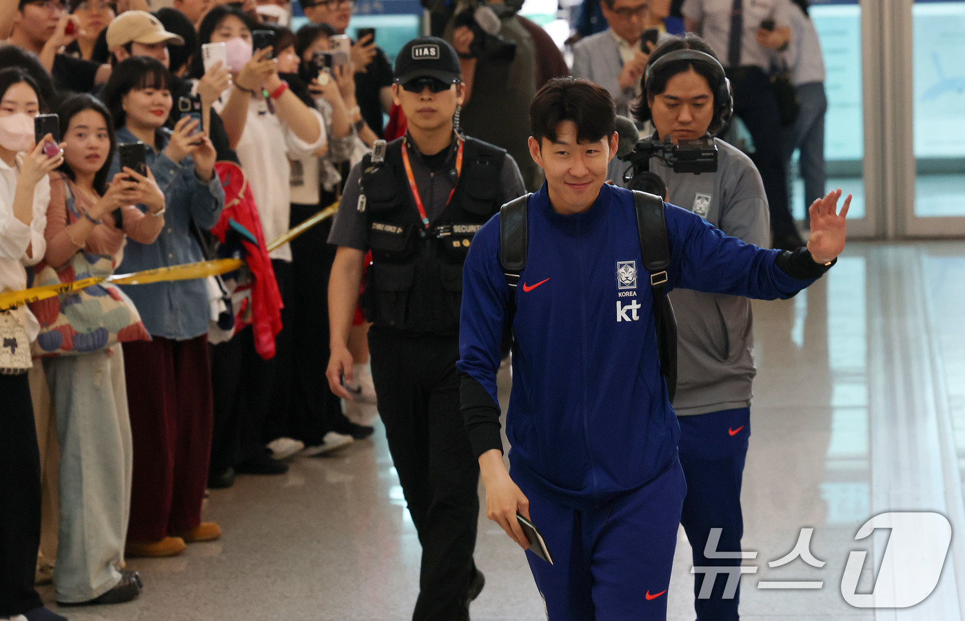 (인천공항=뉴스1) 박세연 기자 = 축구 국가대표팀 주장 손흥민 선수가 2일 이라크전 원정경기를 하기 위해 인천국제공항을 통해 출국하고 있다.대한민국 축구대표팀은 6일 오전 3시1 …