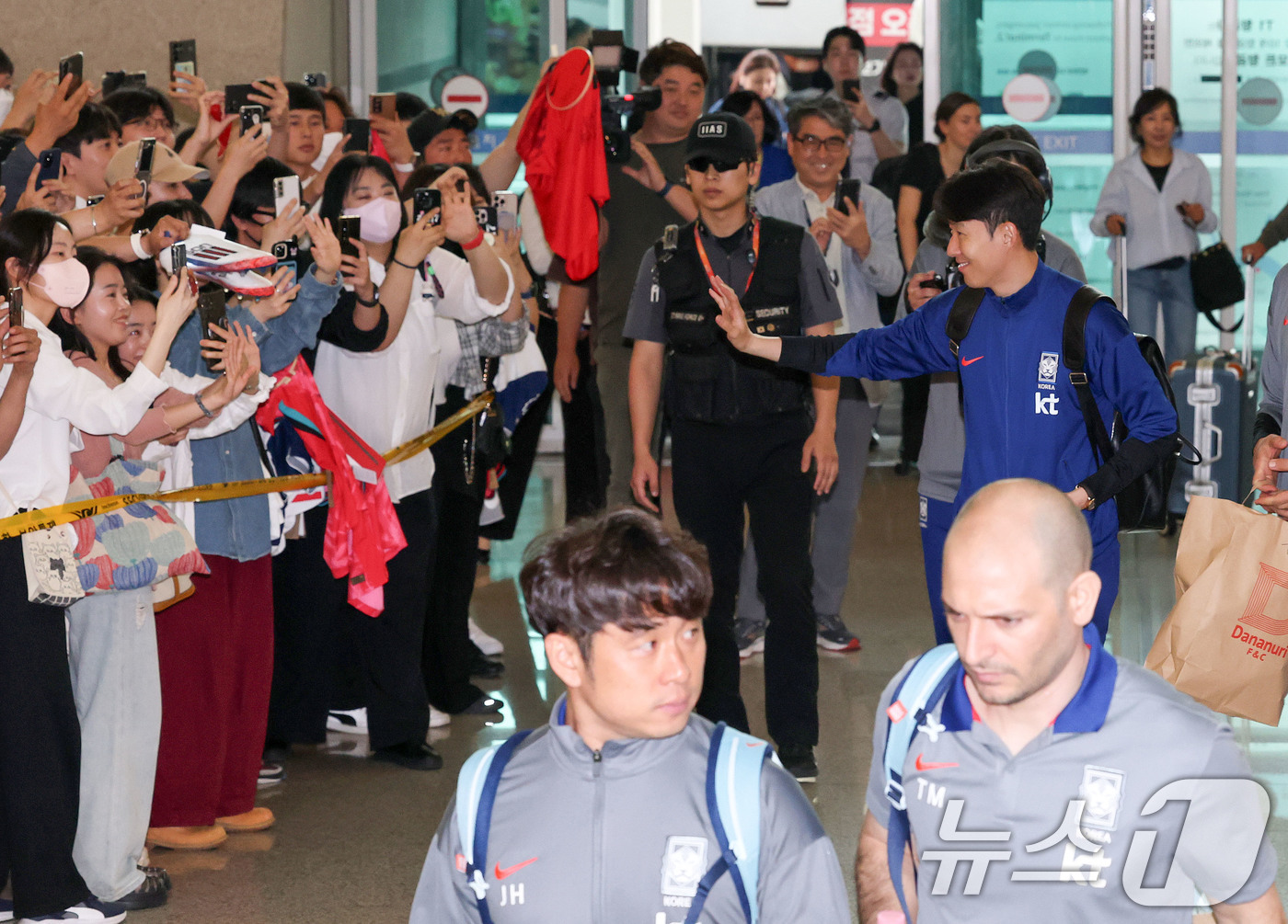 (인천공항=뉴스1) 박세연 기자 = 축구 국가대표팀 주장 손흥민 선수가 2일 이라크전 원정경기를 하기 위해 인천국제공항을 통해 출국며 팬들에게 인사하고 있다.대한민국 축구대표팀은 …