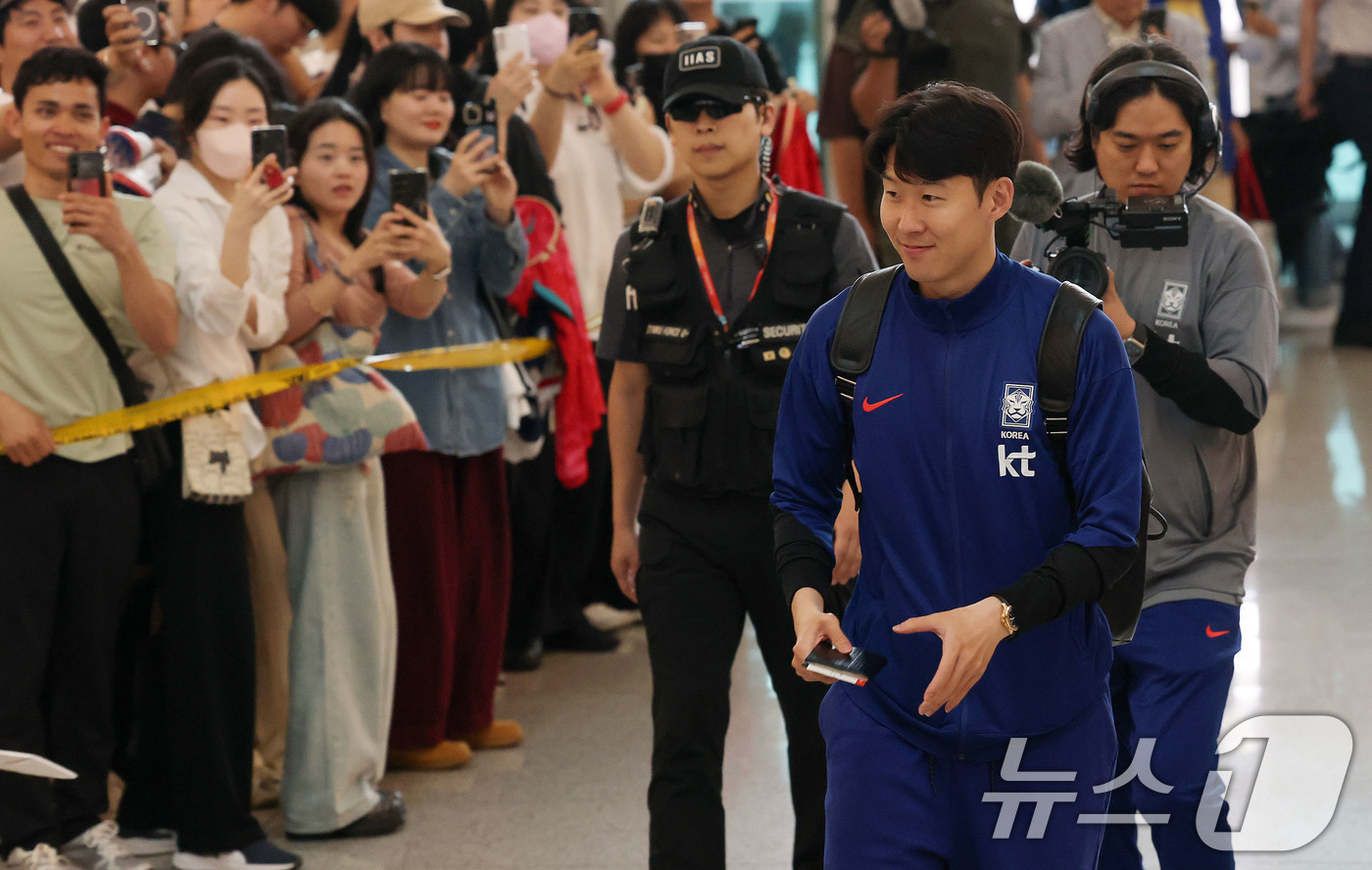 (인천공항=뉴스1) 박세연 기자 = 축구 국가대표팀 주장 손흥민 선수가 2일 이라크전 원정경기를 하기 위해 인천국제공항을 통해 출국하고 있다.대한민국 축구대표팀은 6일 오전 3시1 …