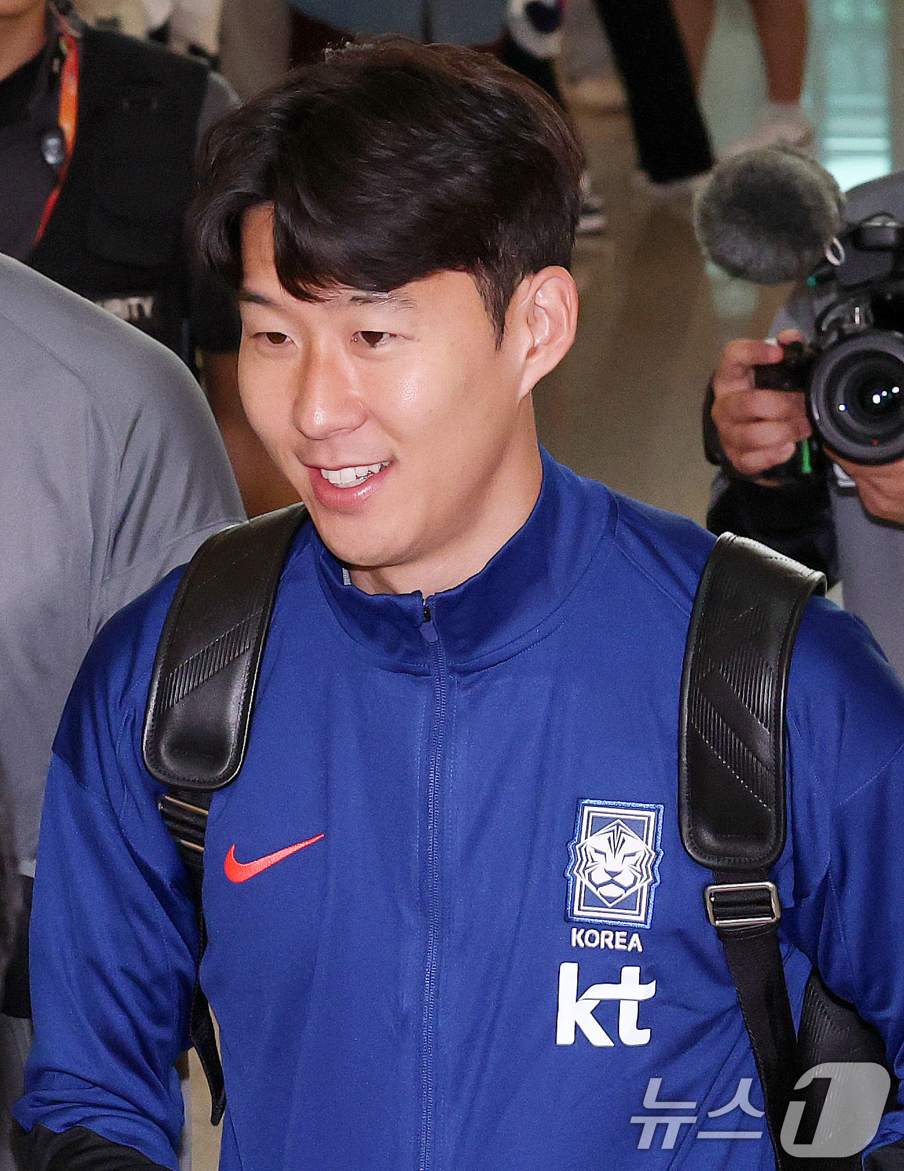 (인천공항=뉴스1) 박세연 기자 = 축구 국가대표팀 주장 손흥민 선수가 2일 이라크전 원정경기를 하기 위해 인천국제공항을 통해 출국하고 있다.대한민국 축구대표팀은 6일 오전 3시1 …