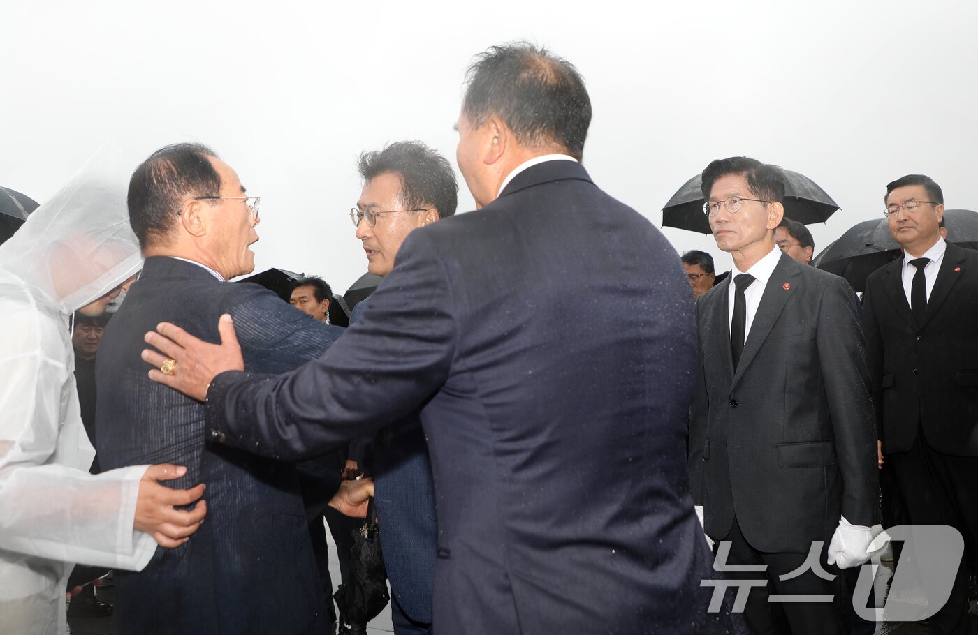 본문 이미지 - 김문수 국민의힘 대통령 후보가 2일 오전 제주시 봉개동 제주4·3평화공원을 찾아 참배 전 4·3 유족의 항의를 받고 있다. 2025.6.2/뉴스1 ⓒ News1 오현지 기자