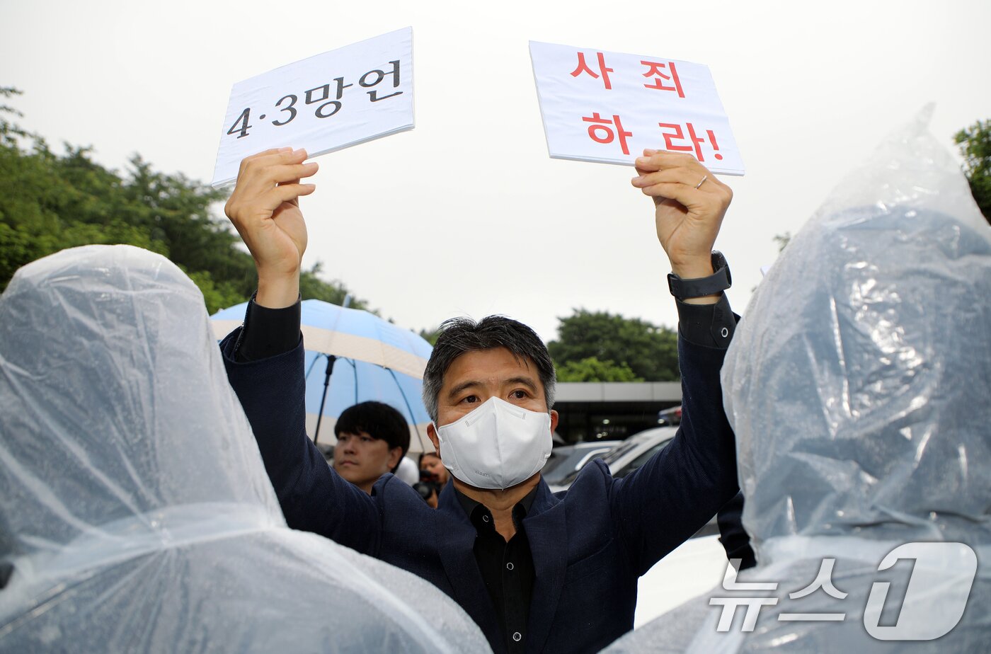 본문 이미지 - 김문수 국민의힘 대통령 후보가 제주시 봉개동 제주4·3평화공원을 방문한 2일 오전 양성주 제주4·3희생자유족회 부회장이 &#39;4·3망언 사죄하라&#39;라는 문구가 적힌 피켓을 들고 항의하고 있다. 2025.6.2/뉴스1 ⓒ News1 오현지 기자