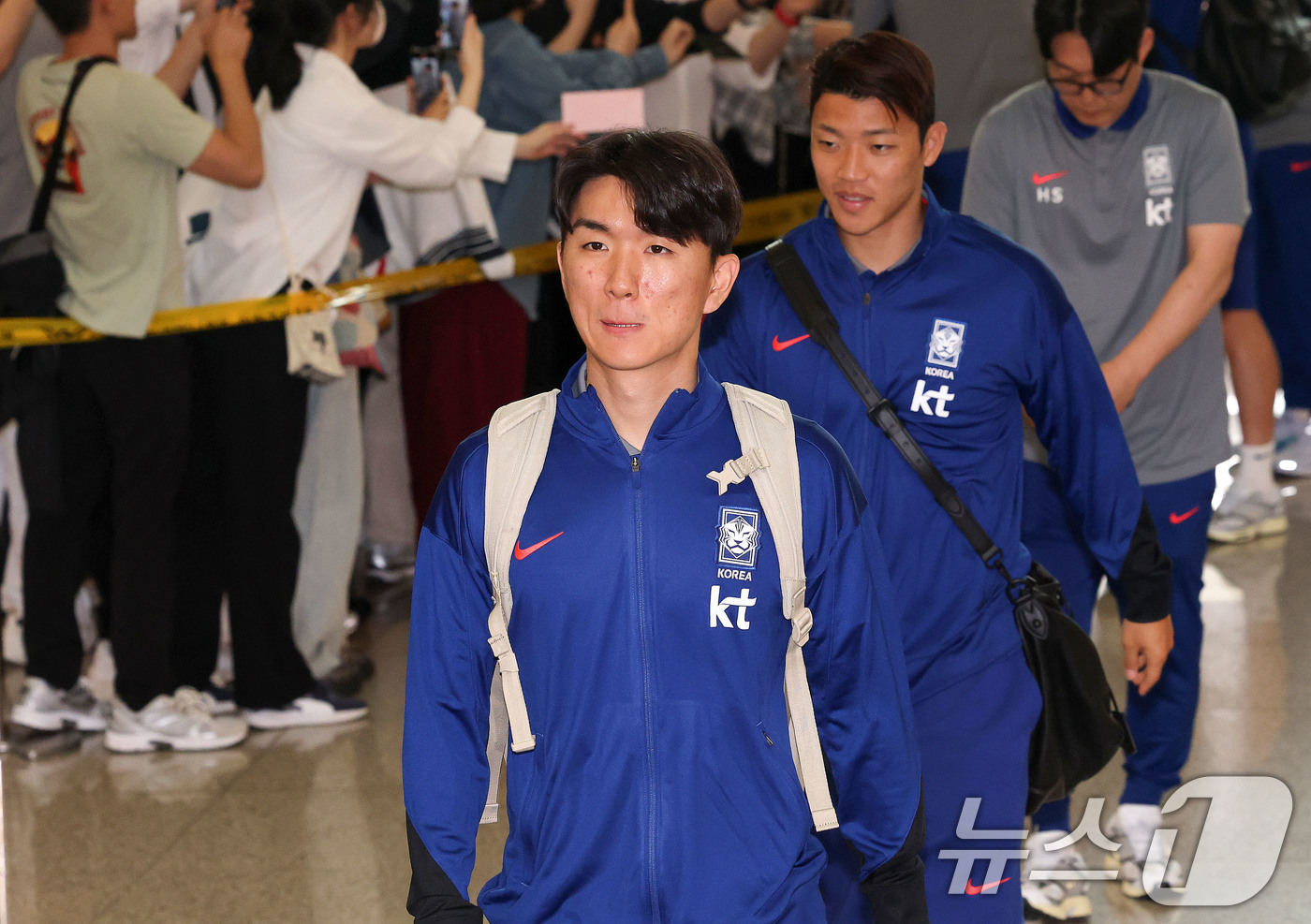 (인천공항=뉴스1) 박세연 기자 = 축구 국가대표팀 황인범(왼쪽), 황희찬 선수가 2일 이라크전 원정경기를 하기 위해 인천국제공항을 통해 출국하고 있다.대한민국 축구대표팀은 6일 …