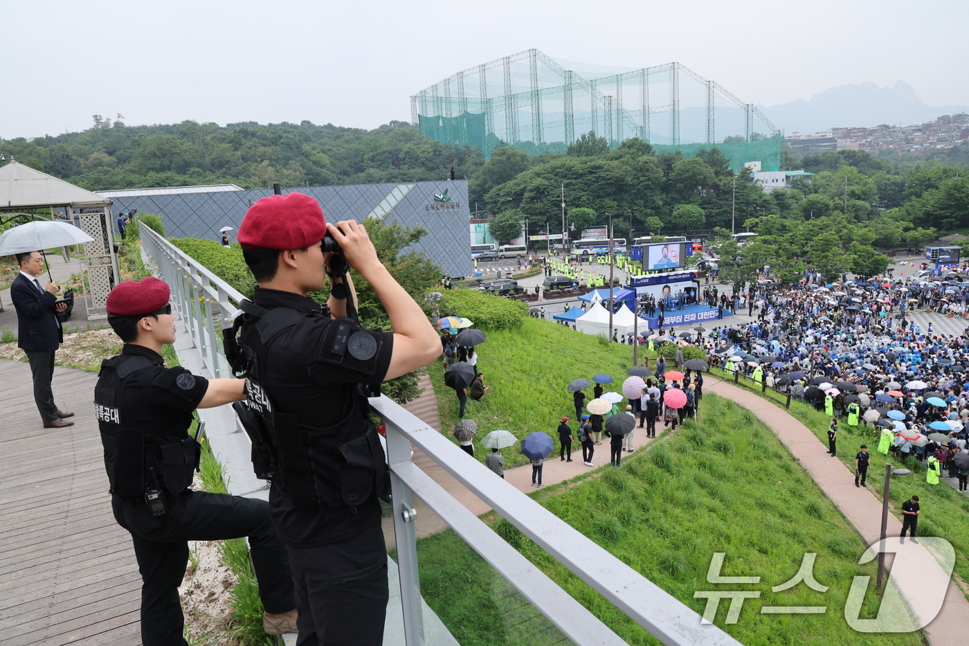 (서울=뉴스1) 안은나 기자 = 경찰특공대원들이 제21대 대통령선거를 하루 앞둔 2일 오전 서울 강북구 북서울꿈의숲 서문광장에서 이재명 더불어민주당 대통령 후보가 유세를 하는 동안 …