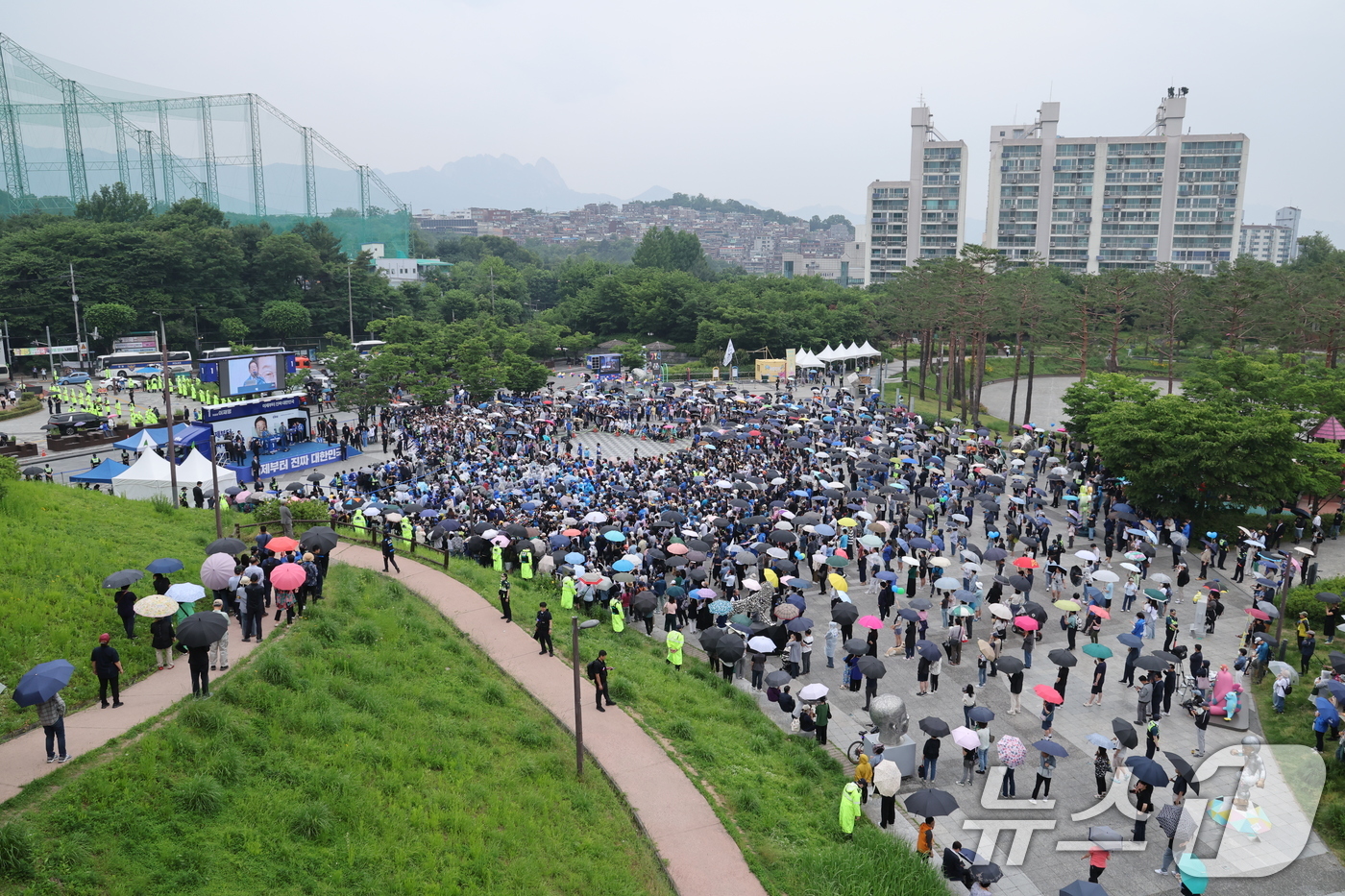 (서울=뉴스1) 안은나 기자 = 제21대 대통령선거를 하루 앞둔 2일 오전 서울 강북구 북서울꿈의숲 서문광장에서 열린 이재명 더불어민주당 대통령 후보 유세에 인파가 모여 있다. 2 …