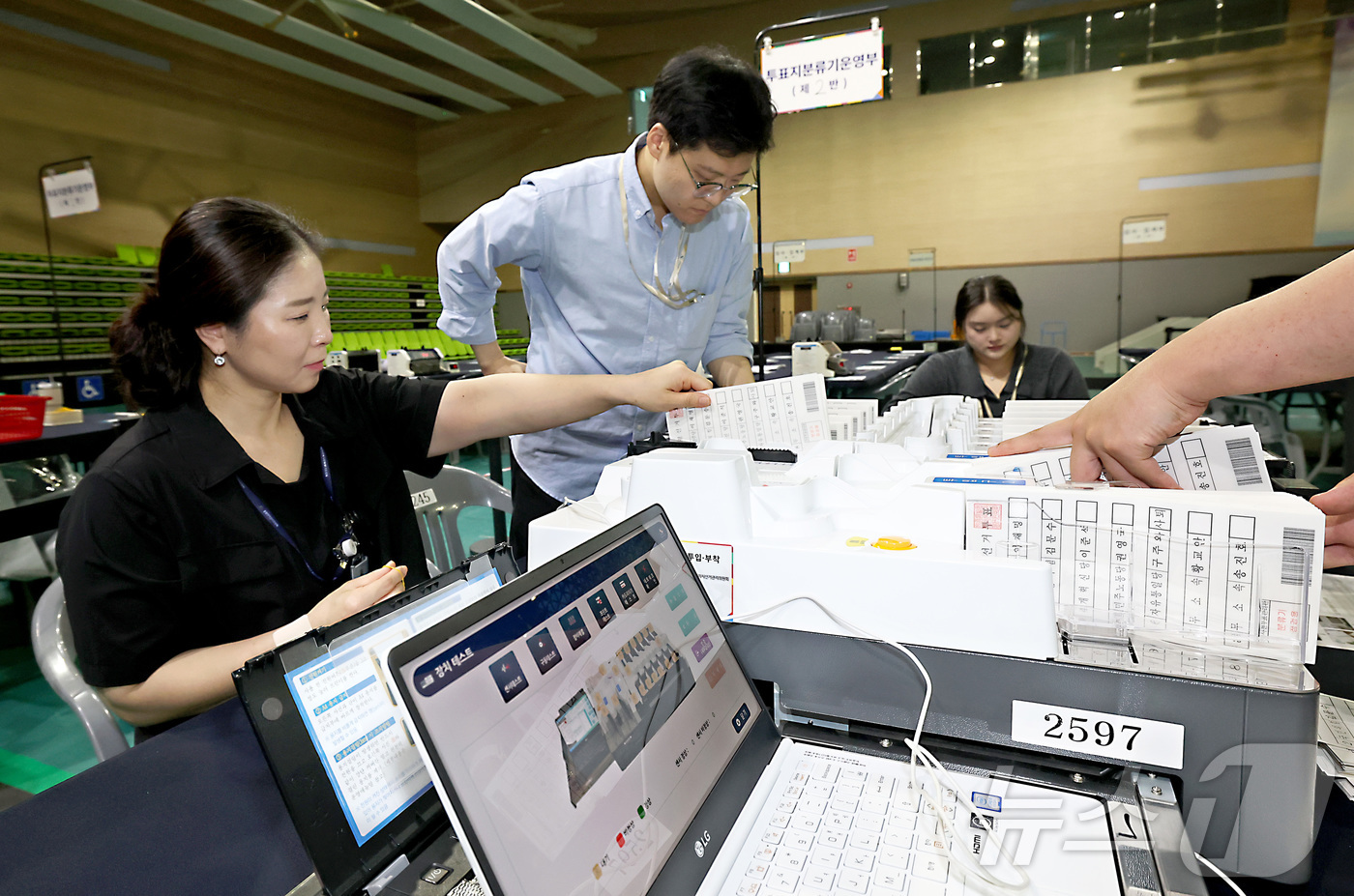 (세종=뉴스1) 김기남 기자 = 제21대 대통령 선거 투표를 하루 앞둔 2일 오전 세종시 어진동 정부세종청사체육관에 마련된 개표소에서 세종시선관위 직원과 개표사무원들이  투표지분류 …