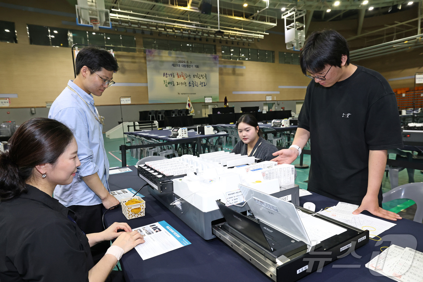 (세종=뉴스1) 김기남 기자 = 제21대 대통령 선거 투표를 하루 앞둔 2일 오전 세종시 어진동 정부세종청사체육관에 마련된 개표소에서 세종시선관위 직원과 개표사무원들이  투표지분류 …