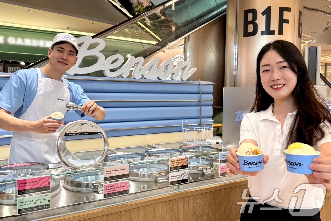 (서울=뉴스1) = 한화갤러리아 자회사 베러스쿱크리머리의 프리미엄 아이스크림 브랜드 '벤슨'이 론칭 이후 첫 팝업을 잠실 롯데월드몰에 오픈해 올 여름 본격적으로 발걸음을 넓혀간다고 …