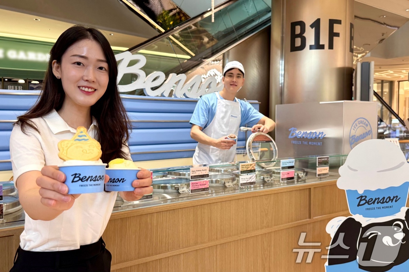 (서울=뉴스1) = 한화갤러리아 자회사 베러스쿱크리머리의 프리미엄 아이스크림 브랜드 '벤슨'이 론칭 이후 첫 팝업을 잠실 롯데월드몰에 오픈해 올 여름 본격적으로 발걸음을 넓혀간다고 …