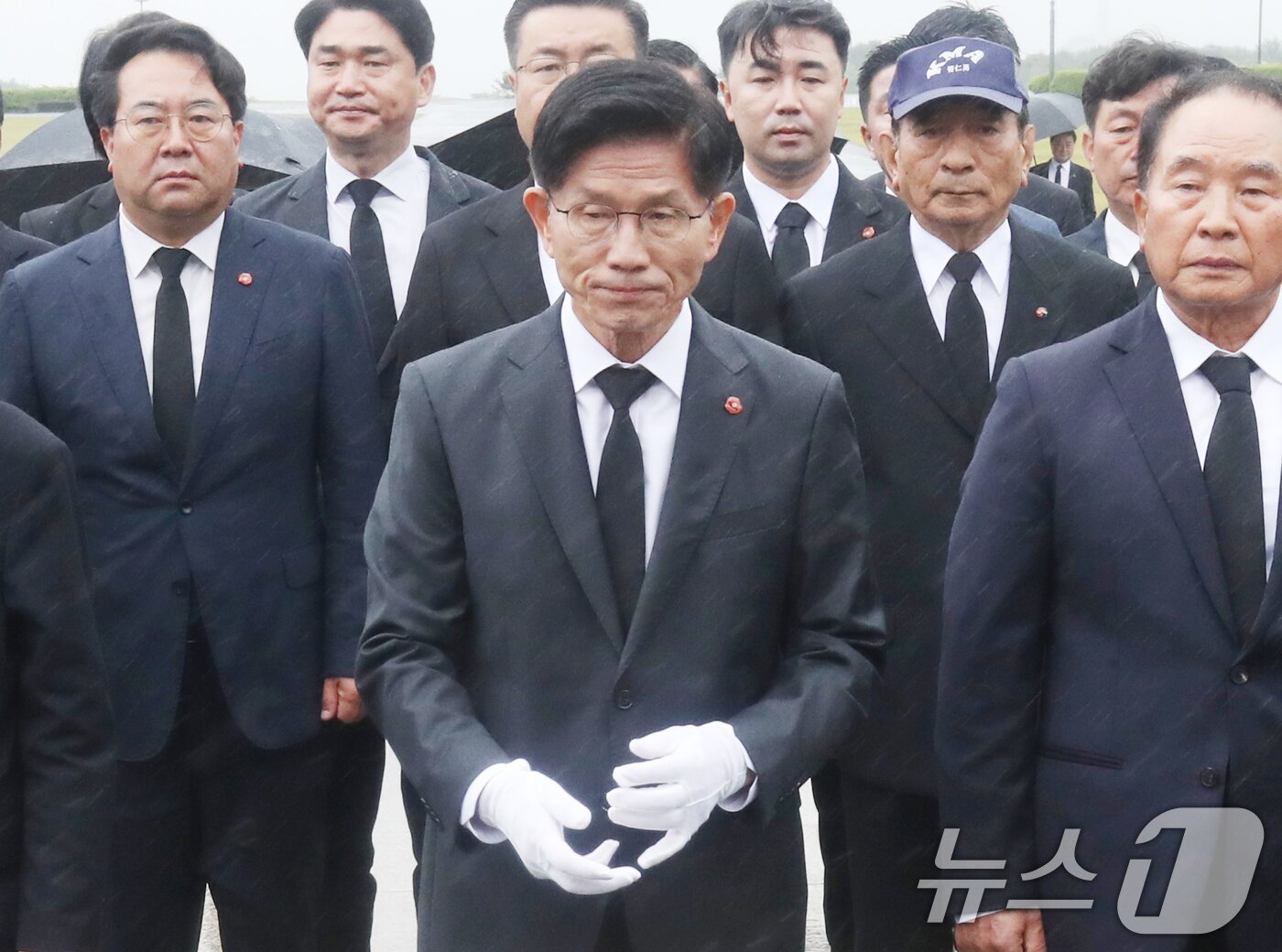 본문 이미지 - 김문수 국민의힘 대통령 후보가 2일 오전 제주시 봉개동 제주4·3평화공원을 찾아 제단에 참배하고 있다. 2025.6.2/뉴스1 ⓒ News1 오현지 기자