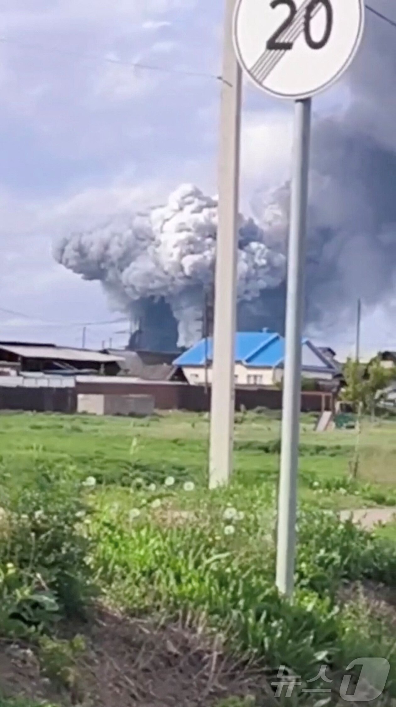 본문 이미지 - 시베리아 이르쿠츠크에 있는 벨라야 기지에서 연기가 피어오르고 있다. 1일 공개된 소셜미디어 이미지를 캡처한 것이다. 2025.06.01 ⓒ 로이터=뉴스1 ⓒ News1 최종일 선임기자