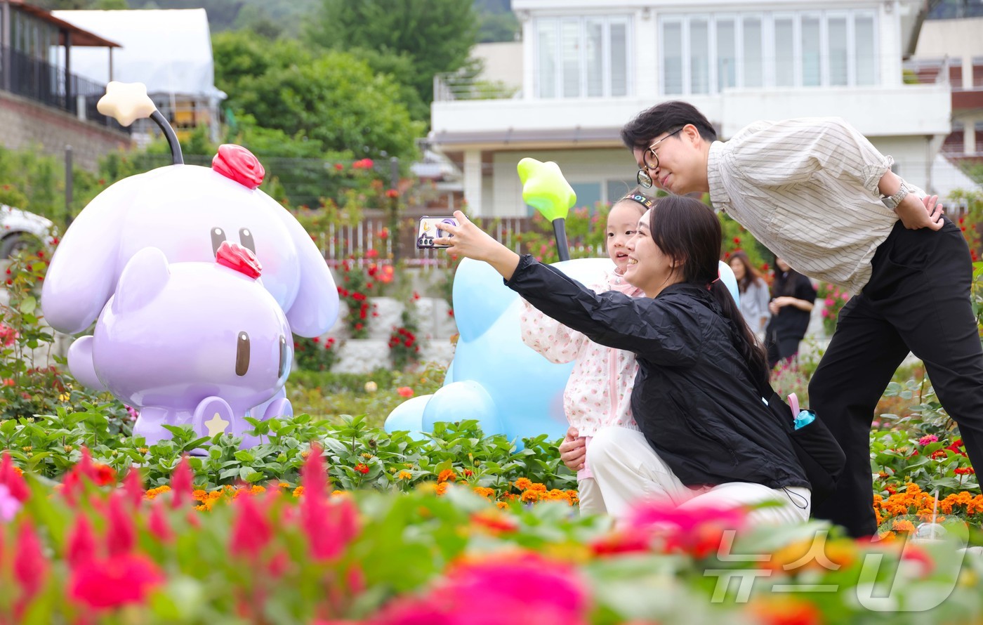 (대전=뉴스1) 이동원 기자 = 대전 동구(구청장 박희조)는 지난달 24일부터 이달 1일까지 9일간 대청호자연생태관과 대청호자연수변공원 일원에서 개최된 ‘제2회 대청호 장미전시회’ …