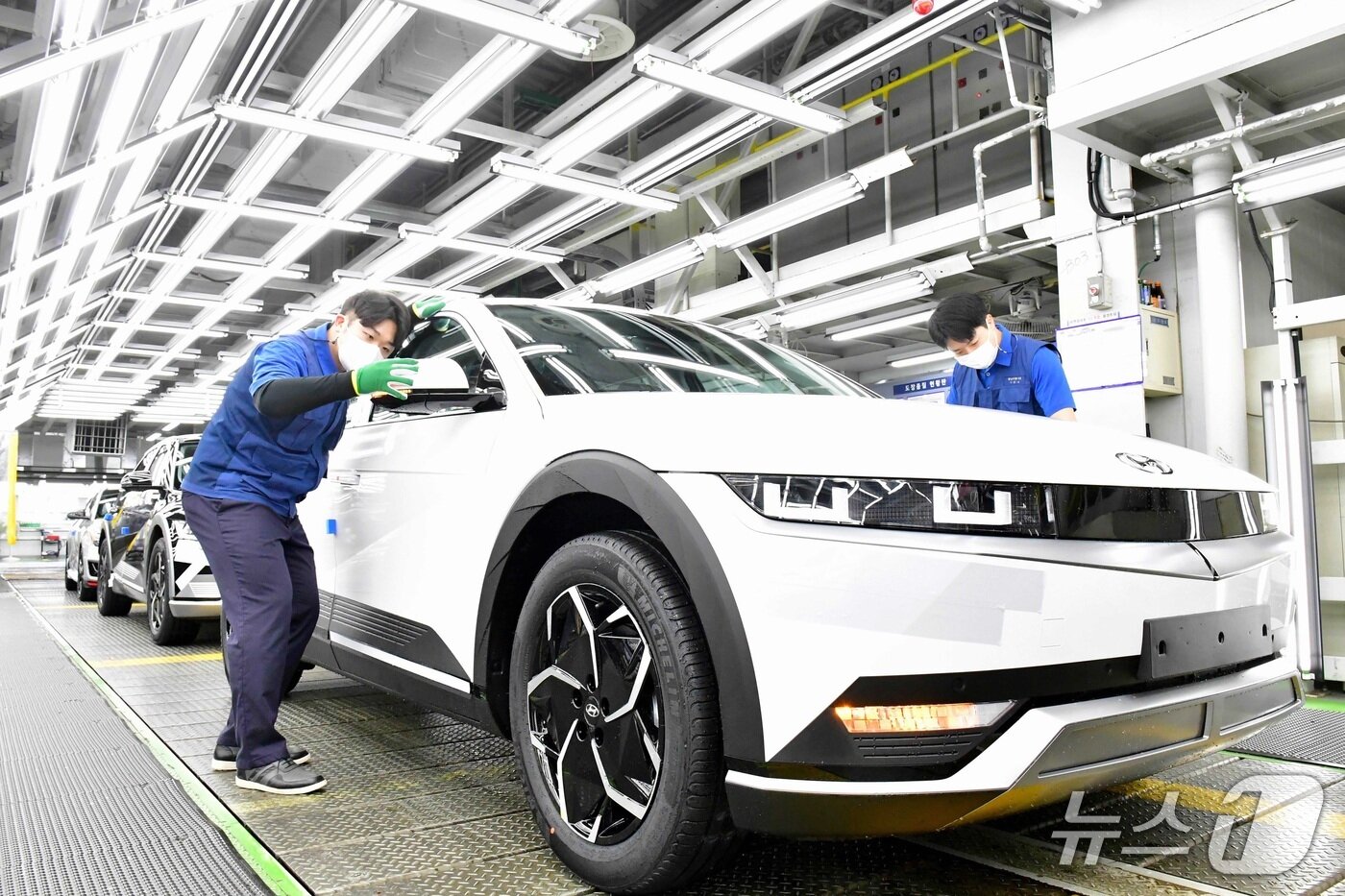 본문 이미지 -  현대차가 울산공장에서 생산 중인 전기차 아이오닉 5 모습.&#40;현대차 제공&#41;