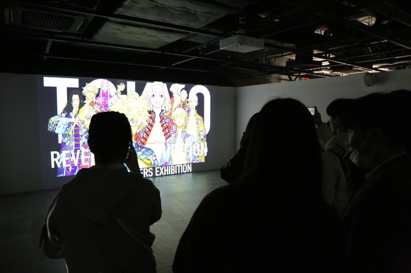 본문 이미지 - &#39;도쿄卍리벤저스&#39;展 덕스&#40;DUEX&#41; 홍대 1관 전시 전경 &#40;웨이즈비 제공&#41;