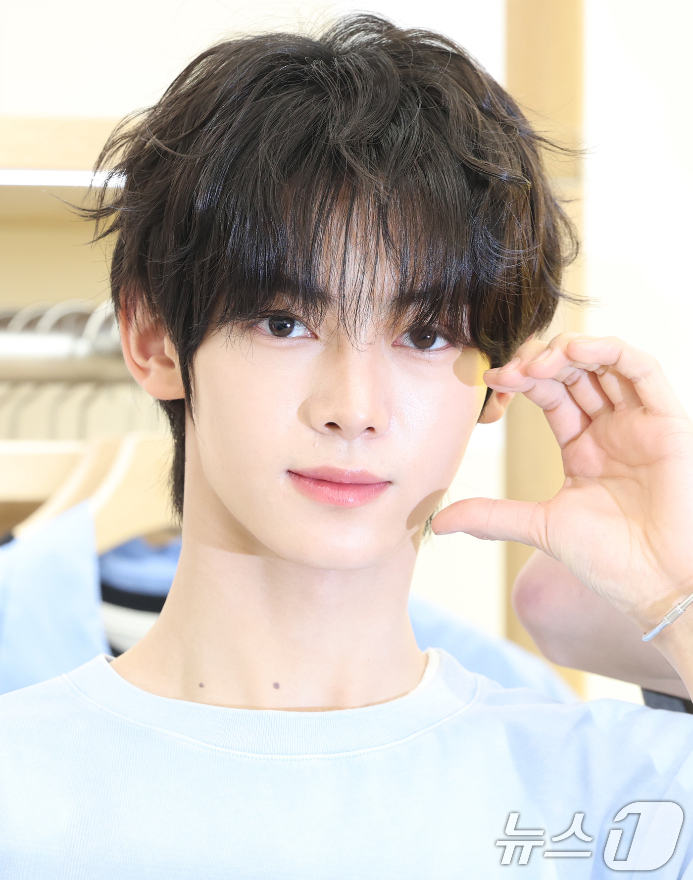 (서울=뉴스1) 권현진 기자 = 투어스의 한진이 2일 서울 중구 와키윌리 서울에서 열린 플래그십 스토어 오픈 기념 행사에 참석해 포즈를 취하고 있다.  2025.6.2/뉴스1