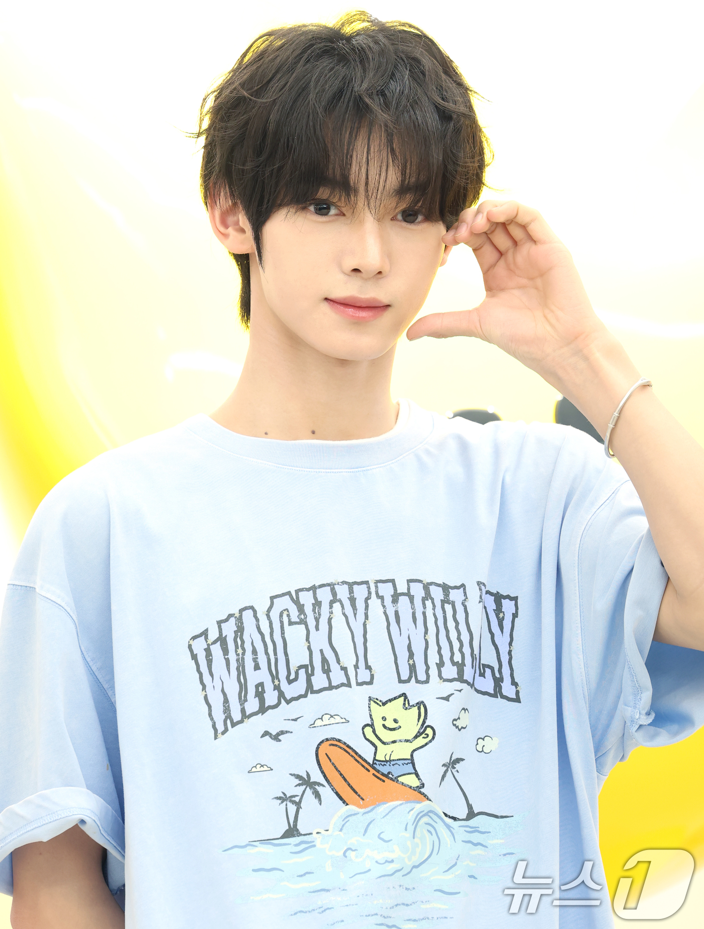 (서울=뉴스1) 권현진 기자 = 투어스의 한진이 2일 서울 중구 와키윌리 서울에서 열린 플래그십 스토어 오픈 기념 행사에 참석해 포즈를 취하고 있다.  2025.6.2/뉴스1