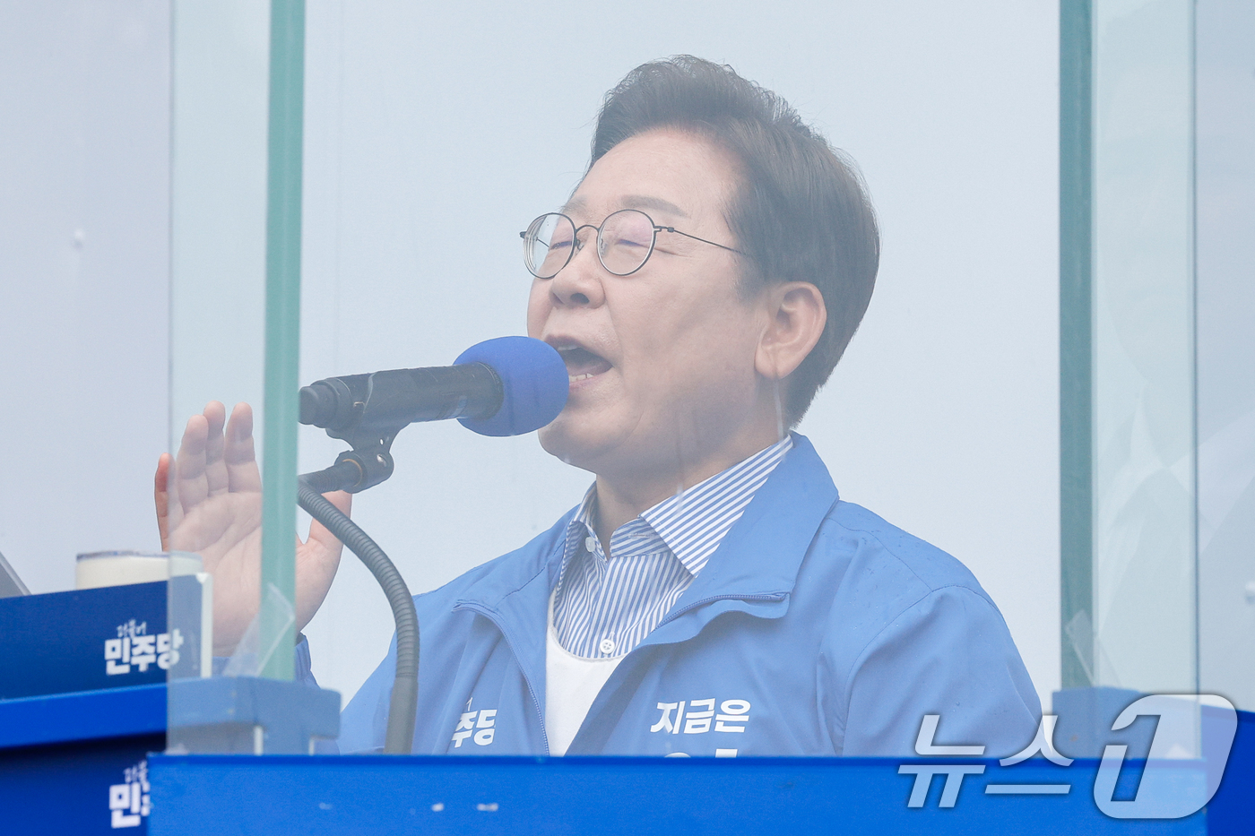 (서울=뉴스1) 안은나 기자 = 이재명 더불어민주당 대통령 후보가 제21대 대통령선거를 하루 앞둔 2일 오전 서울 강북구 북서울꿈의숲 서문광장을 찾아 지지를 호소하고 있다. 202 …