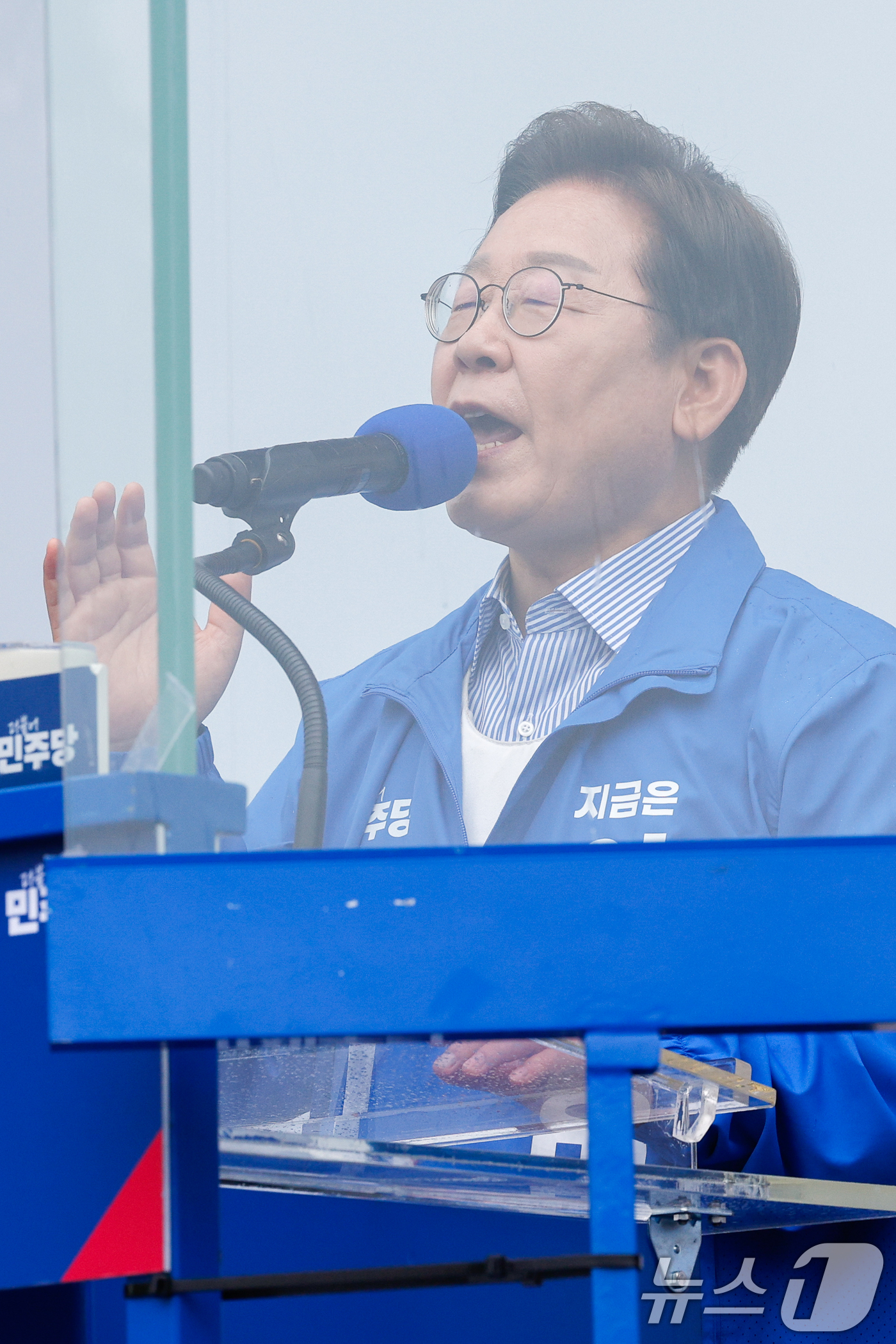 (서울=뉴스1) 안은나 기자 = 이재명 더불어민주당 대통령 후보가 제21대 대통령선거를 하루 앞둔 2일 오전 서울 강북구 북서울꿈의숲 서문광장을 찾아 지지를 호소하고 있다. 202 …