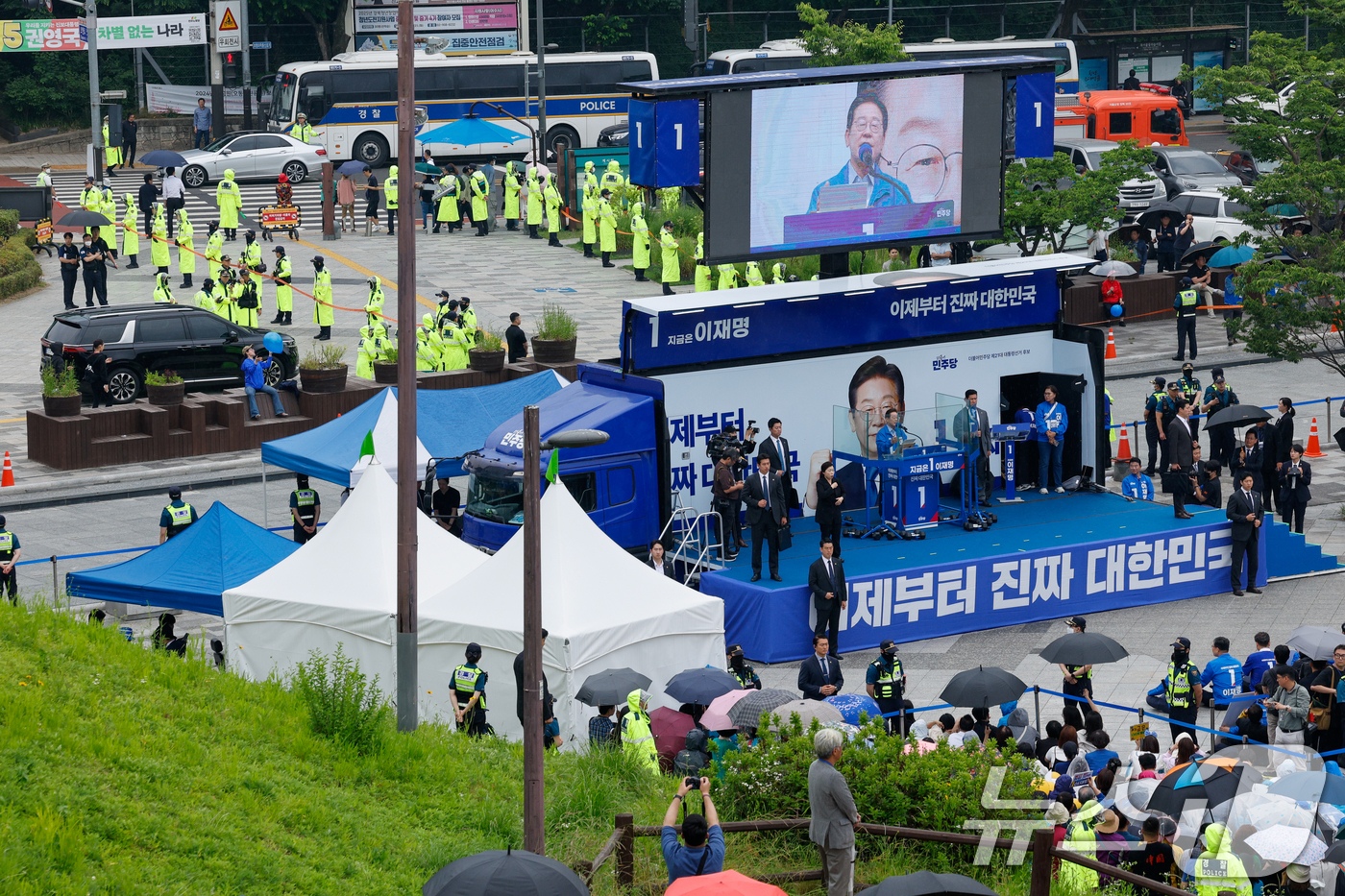 (서울=뉴스1) 안은나 기자 = 이재명 더불어민주당 대통령 후보가 제21대 대통령선거를 하루 앞둔 2일 오전 서울 강북구 북서울꿈의숲 서문광장을 찾아 지지를 호소하고 있다. 202 …