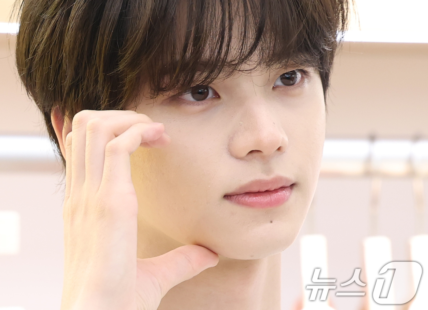 (서울=뉴스1) 권현진 기자 = 투어스의 신유가 2일 서울 중구 와키윌리 서울에서 열린 플래그십 스토어 오픈 기념 행사에 참석해 포즈를 취하고 있다.  2025.6.2/뉴스1