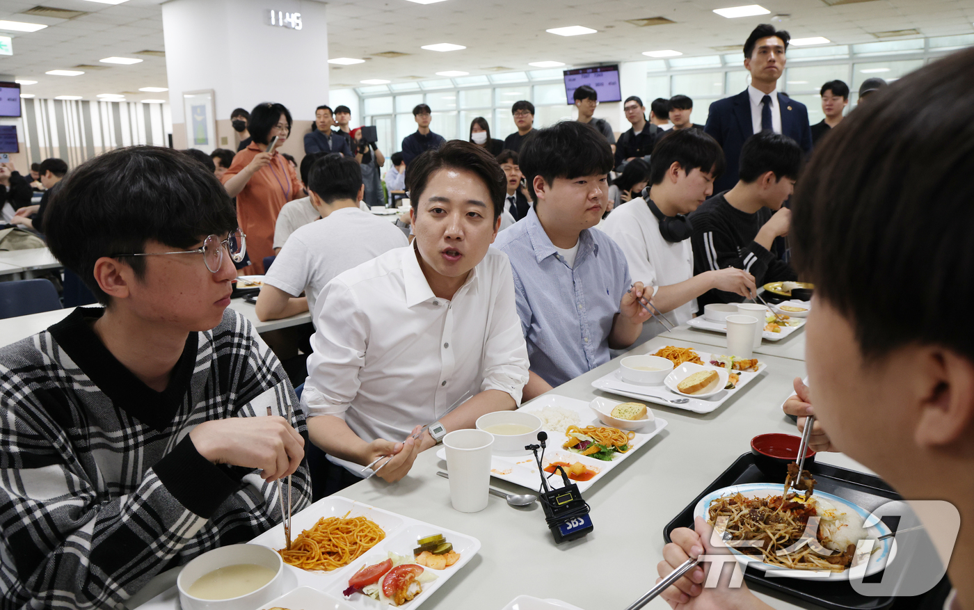 (시흥=뉴스1) 김영운 기자 = 이준석 개혁신당 대통령 후보가 2일 오전 경기 시흥시 한국공학대학교 기술혁신파크 학생식당에서 '학식먹자 이준석'을 진행하고 있다. 2025.6.2/ …