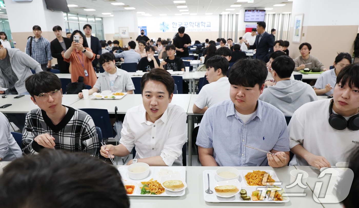 (시흥=뉴스1) 김영운 기자 = 이준석 개혁신당 대통령 후보가 2일 오전 경기 시흥시 한국공학대학교 기술혁신파크 학생식당에서 '학식먹자 이준석'을 진행하고 있다. 2025.6.2/ …