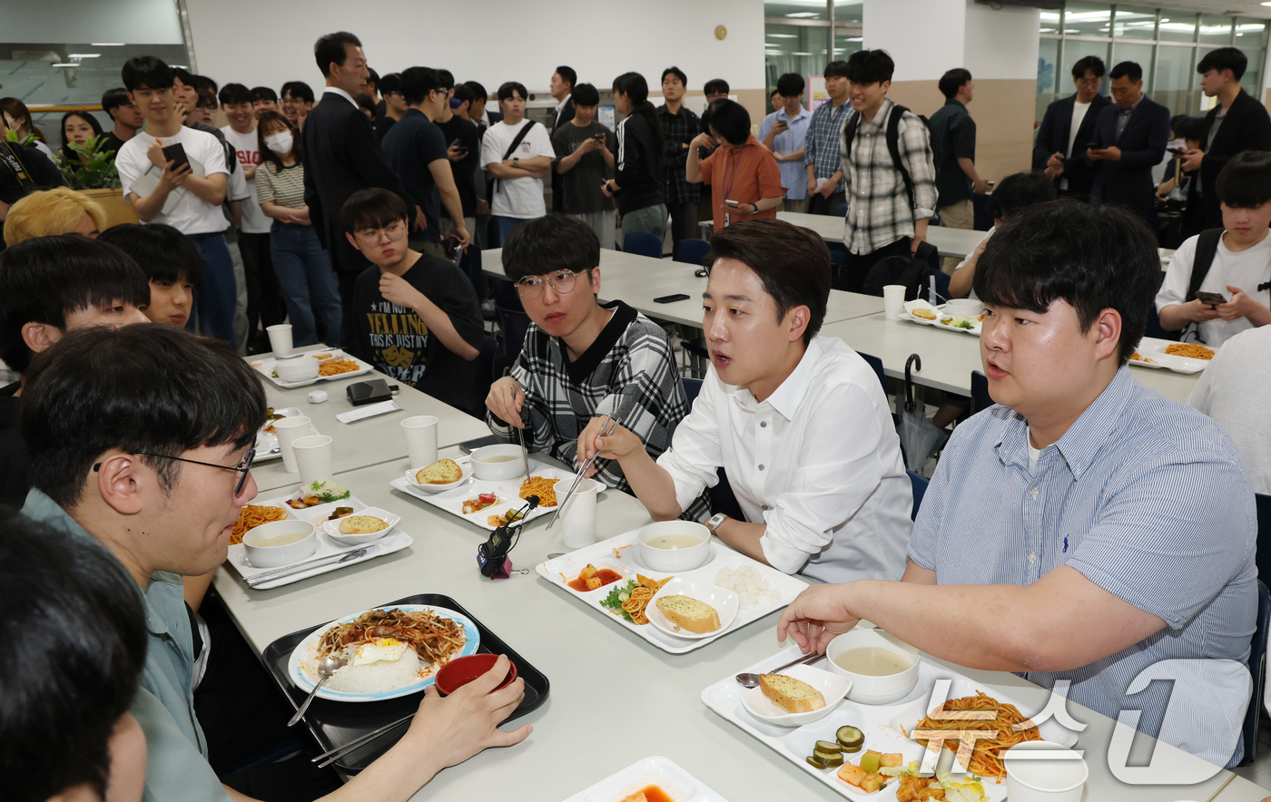 (시흥=뉴스1) 김영운 기자 = 이준석 개혁신당 대통령 후보가 2일 오전 경기 시흥시 한국공학대학교 기술혁신파크 학생식당에서 '학식먹자 이준석'을 진행하고 있다. 2025.6.2/ …
