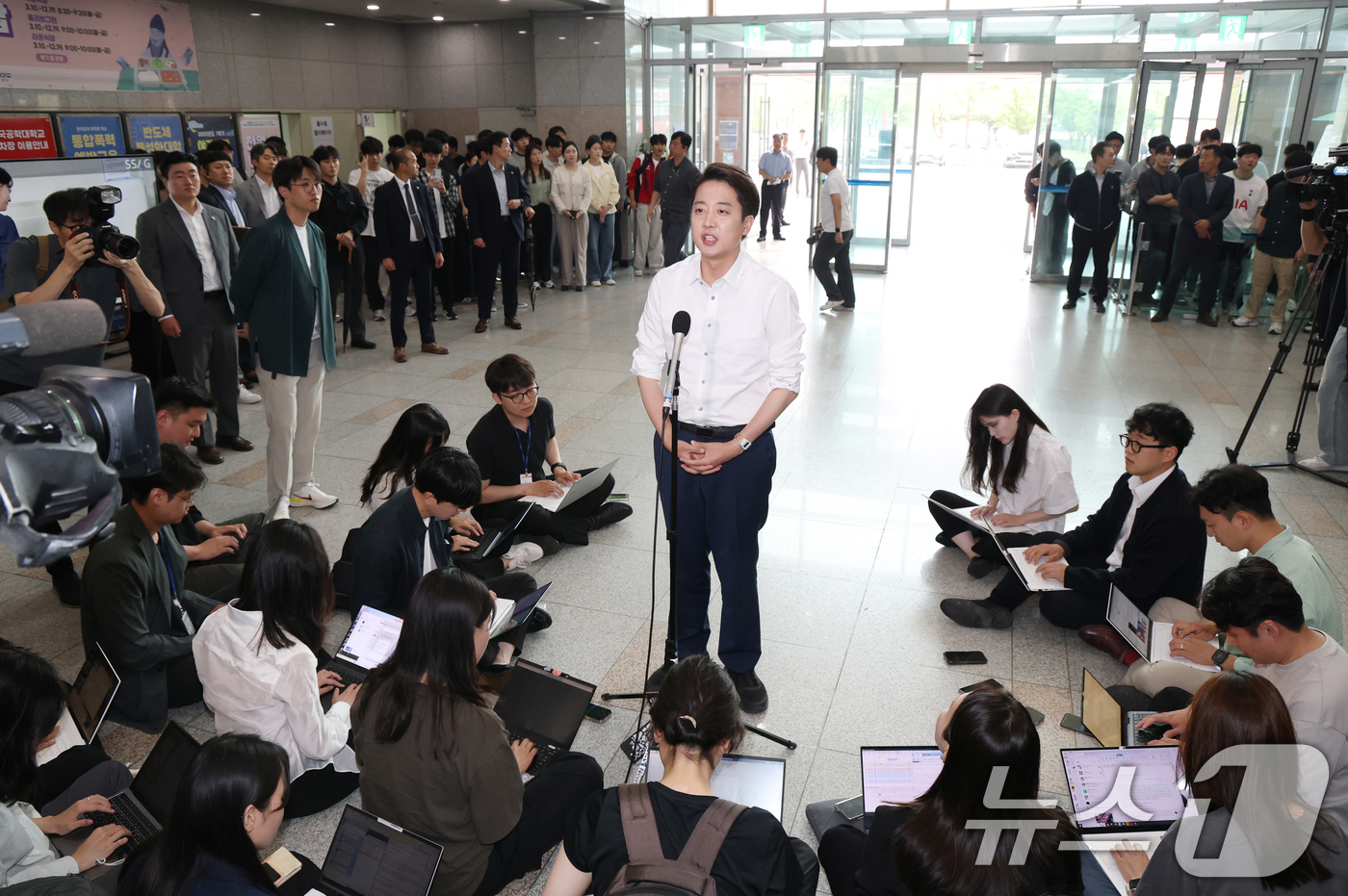 (시흥=뉴스1) 김영운 기자 = 이준석 개혁신당 대통령 후보가 2일 오전 경기 시흥시 한국공학대학교 기술혁신파크 학생식당에서 '학식먹자 이준석'을 진행하기 전 취재진의 질문에 답하 …