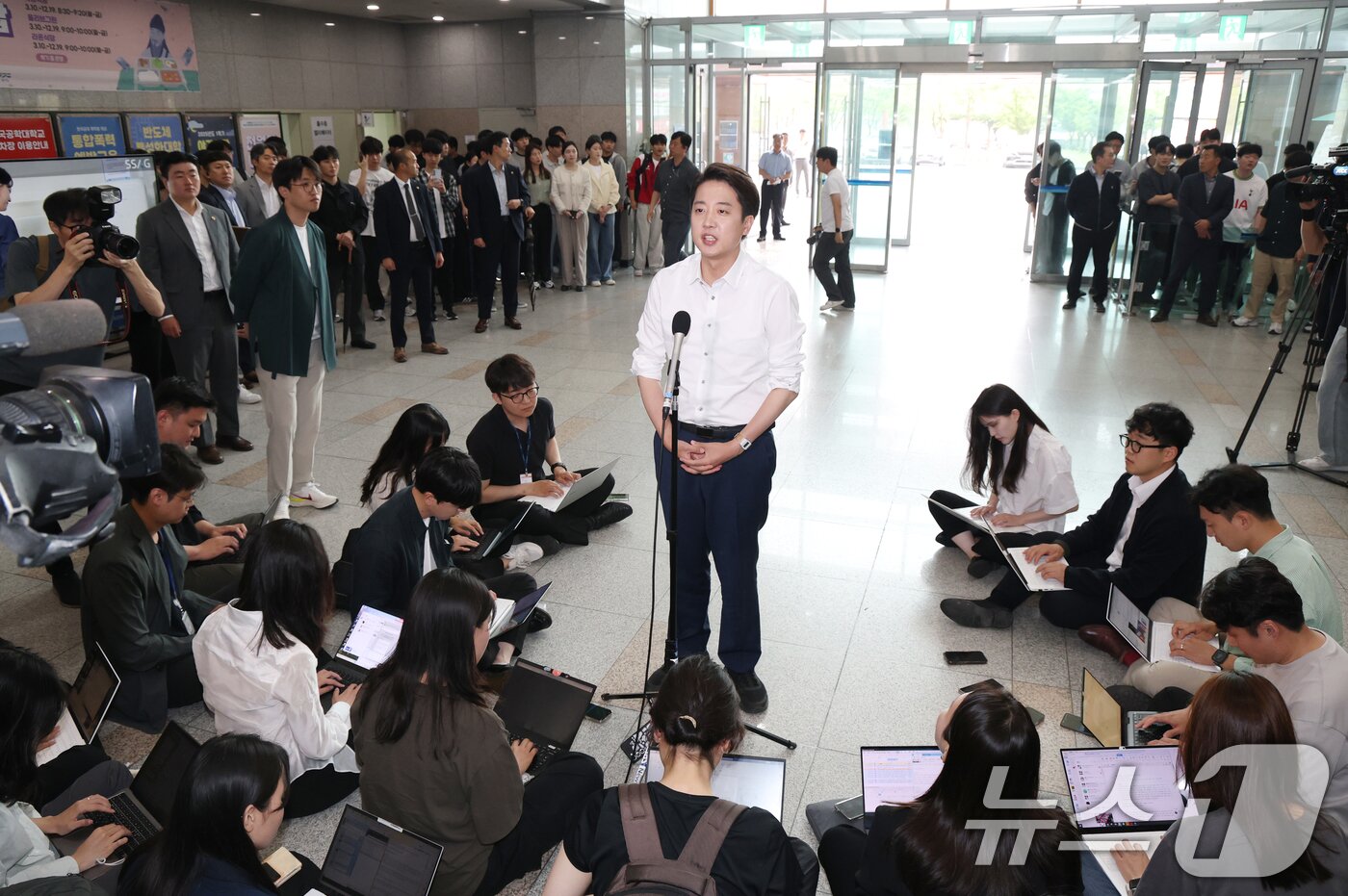 본문 이미지 - 이준석 개혁신당 대통령 후보가 2일 오전 경기 시흥시 한국공학대학교 기술혁신파크 학생식당에서 &#39;학식먹자 이준석&#39;을 진행하기 전 취재진의 질문에 답하고 있다. 2025.6.2/뉴스1 ⓒ News1 김영운 기자