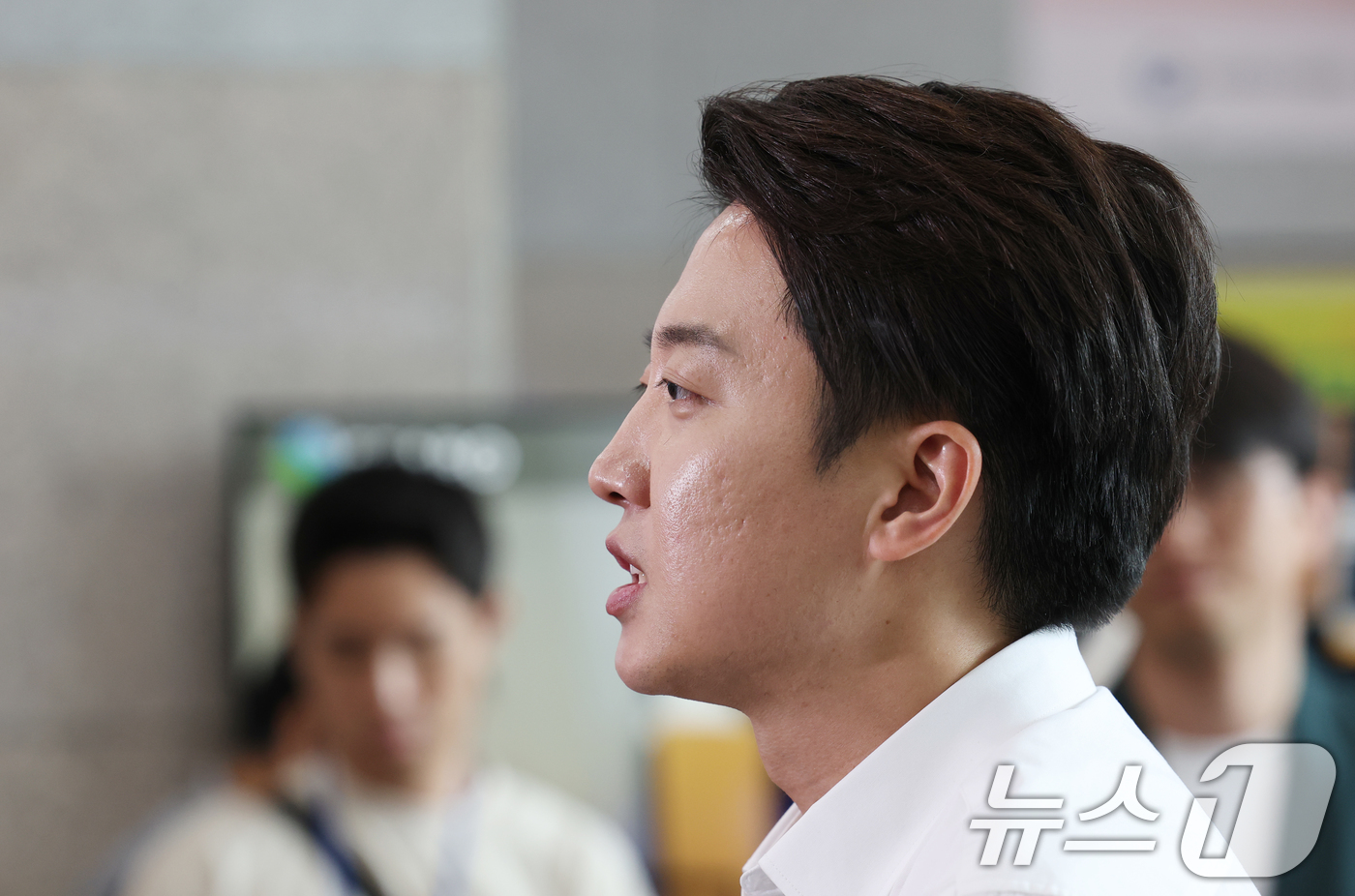 (시흥=뉴스1) 김영운 기자 = 이준석 개혁신당 대통령 후보가 2일 오전 경기 시흥시 한국공학대학교 기술혁신파크 학생식당에서 '학식먹자 이준석'을 진행하기 전 취재진의 질문에 답하 …