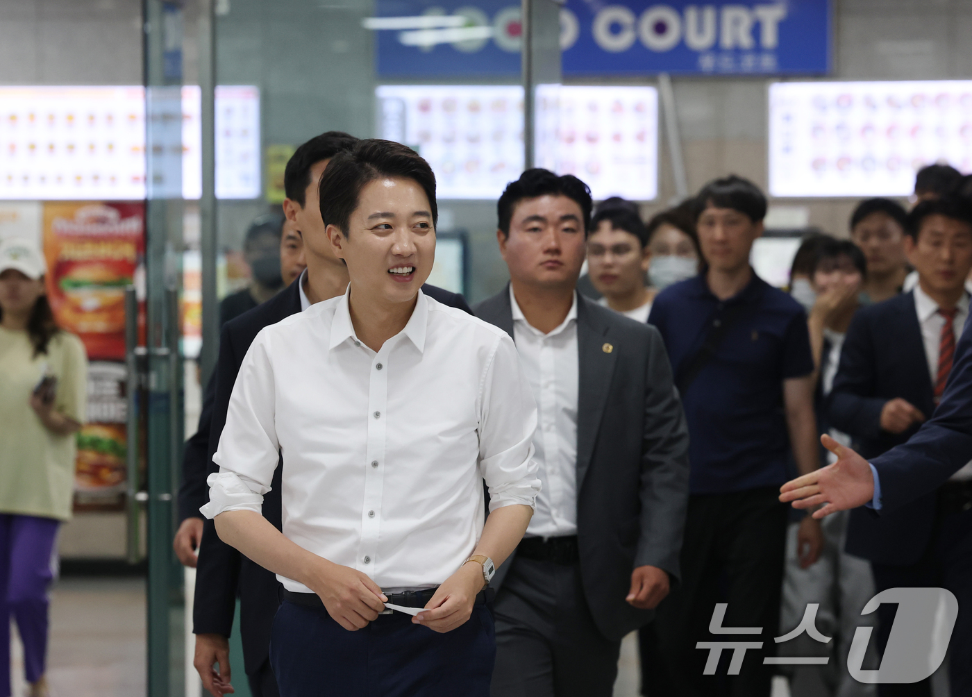 (시흥=뉴스1) 김영운 기자 = 이준석 개혁신당 대통령 후보가 2일 오전 경기 시흥시 한국공학대학교 기술혁신파크 학생식당에서 '학식먹자 이준석'을 진행하고 있다. 2025.6.2/ …