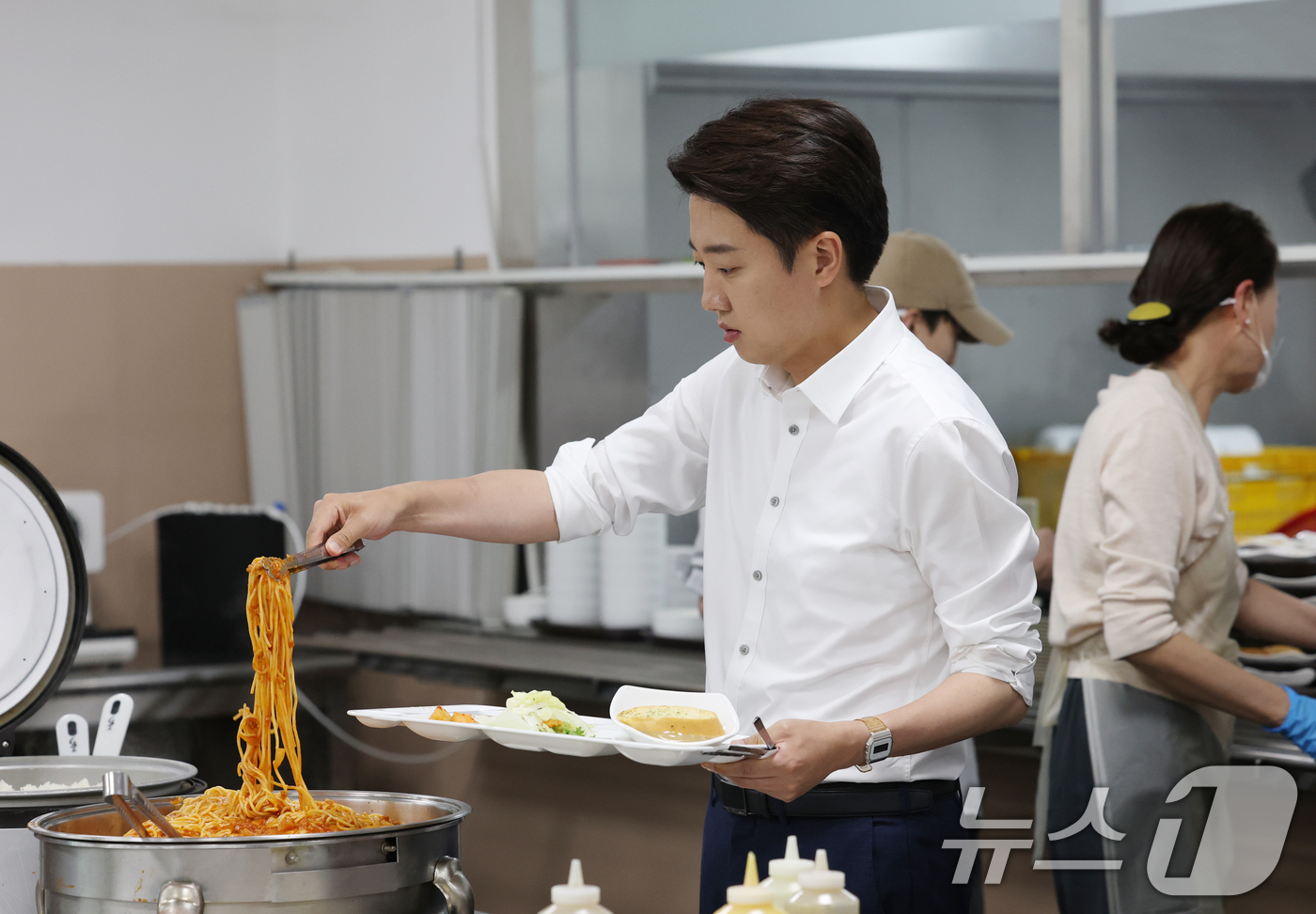 (시흥=뉴스1) 김영운 기자 = 이준석 개혁신당 대통령 후보가 2일 오전 경기 시흥시 한국공학대학교 기술혁신파크 학생식당에서 '학식먹자 이준석'을 진행하고 있다. 2025.6.2/ …