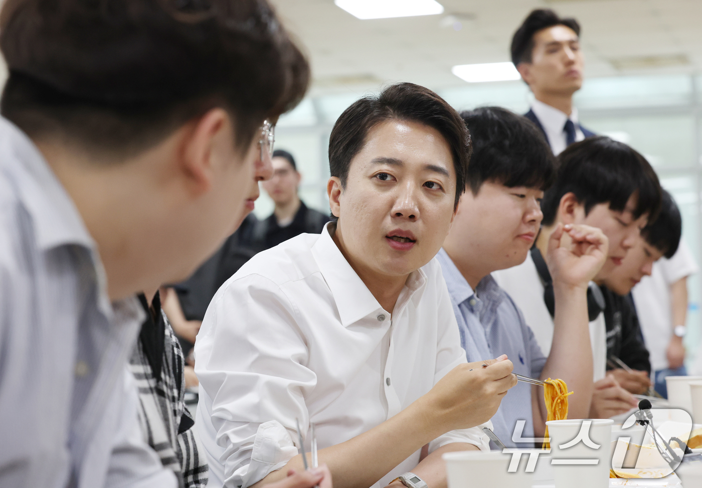 (시흥=뉴스1) 김영운 기자 = 이준석 개혁신당 대통령 후보가 2일 오전 경기 시흥시 한국공학대학교 기술혁신파크 학생식당에서 '학식먹자 이준석'을 진행하고 있다. 2025.6.2/ …