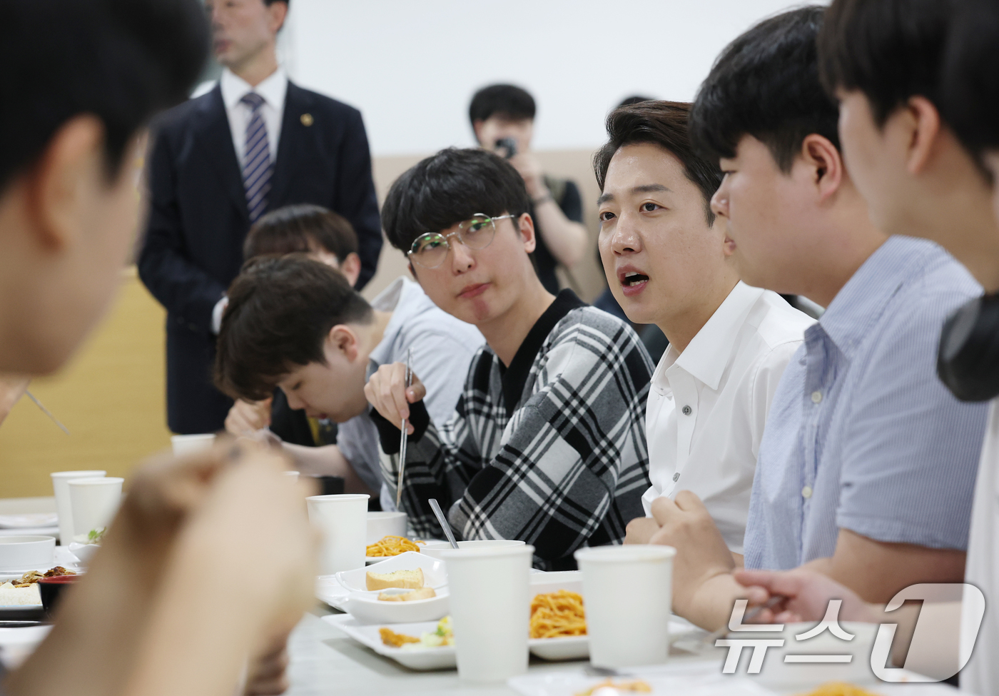 (시흥=뉴스1) 김영운 기자 = 이준석 개혁신당 대통령 후보가 2일 오전 경기 시흥시 한국공학대학교 기술혁신파크 학생식당에서 '학식먹자 이준석'을 진행하고 있다. 2025.6.2/ …