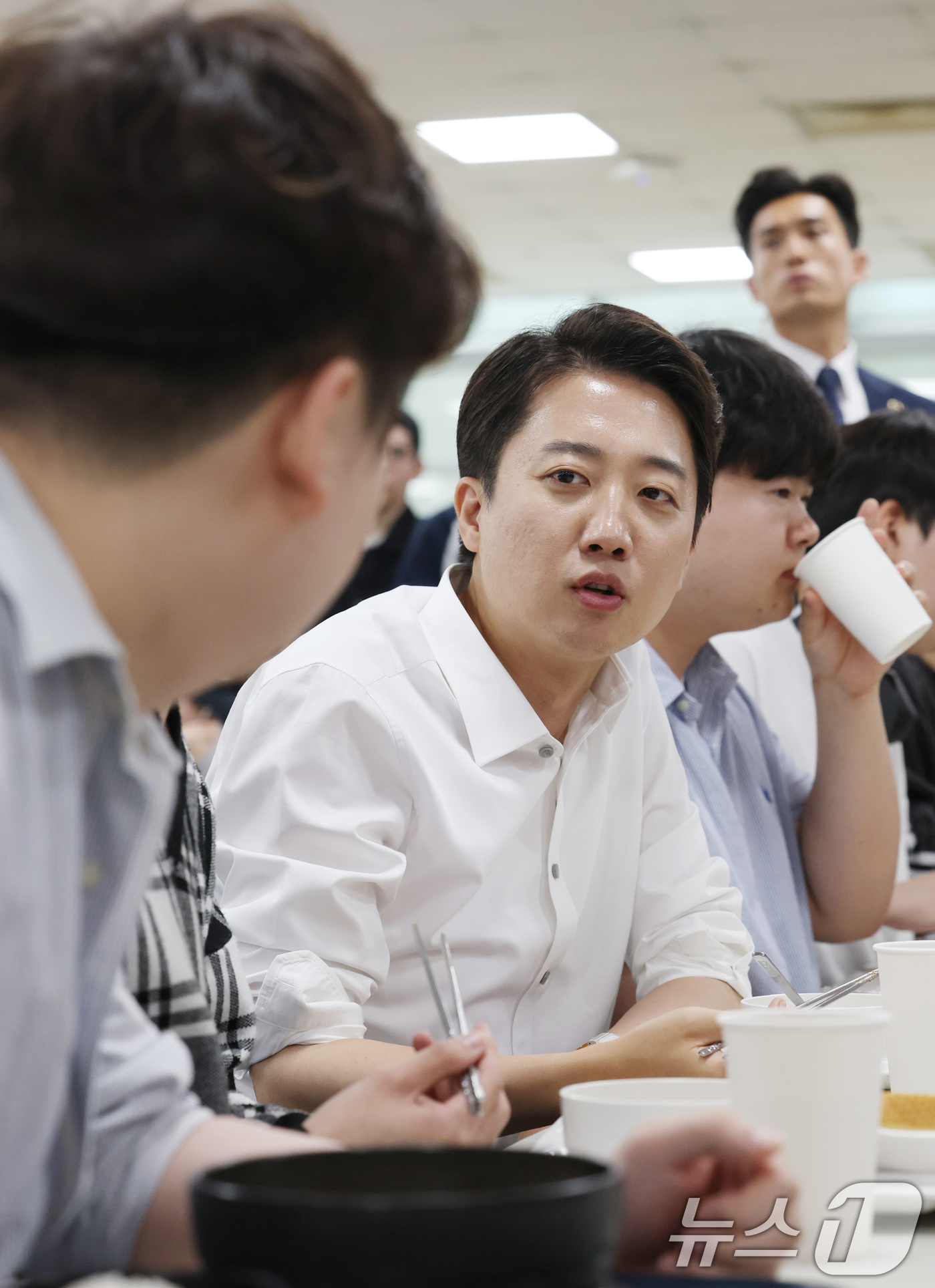 (시흥=뉴스1) 김영운 기자 = 이준석 개혁신당 대통령 후보가 2일 오전 경기 시흥시 한국공학대학교 기술혁신파크 학생식당에서 '학식먹자 이준석'을 진행하고 있다. 2025.6.2/ …