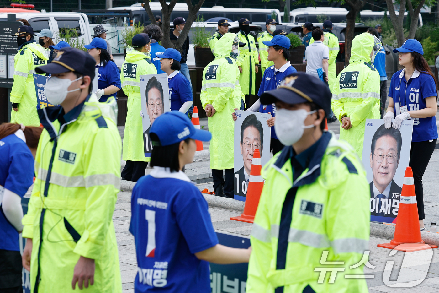 (서울=뉴스1) 안은나 기자 = 제21대 대통령선거를 하루 앞둔 2일 오전 서울 강북구 북서울꿈의숲 서문광장에서 이재명 더불어민주당 대통령 후보 선거운동원들과 경찰들이 나란히 서있 …