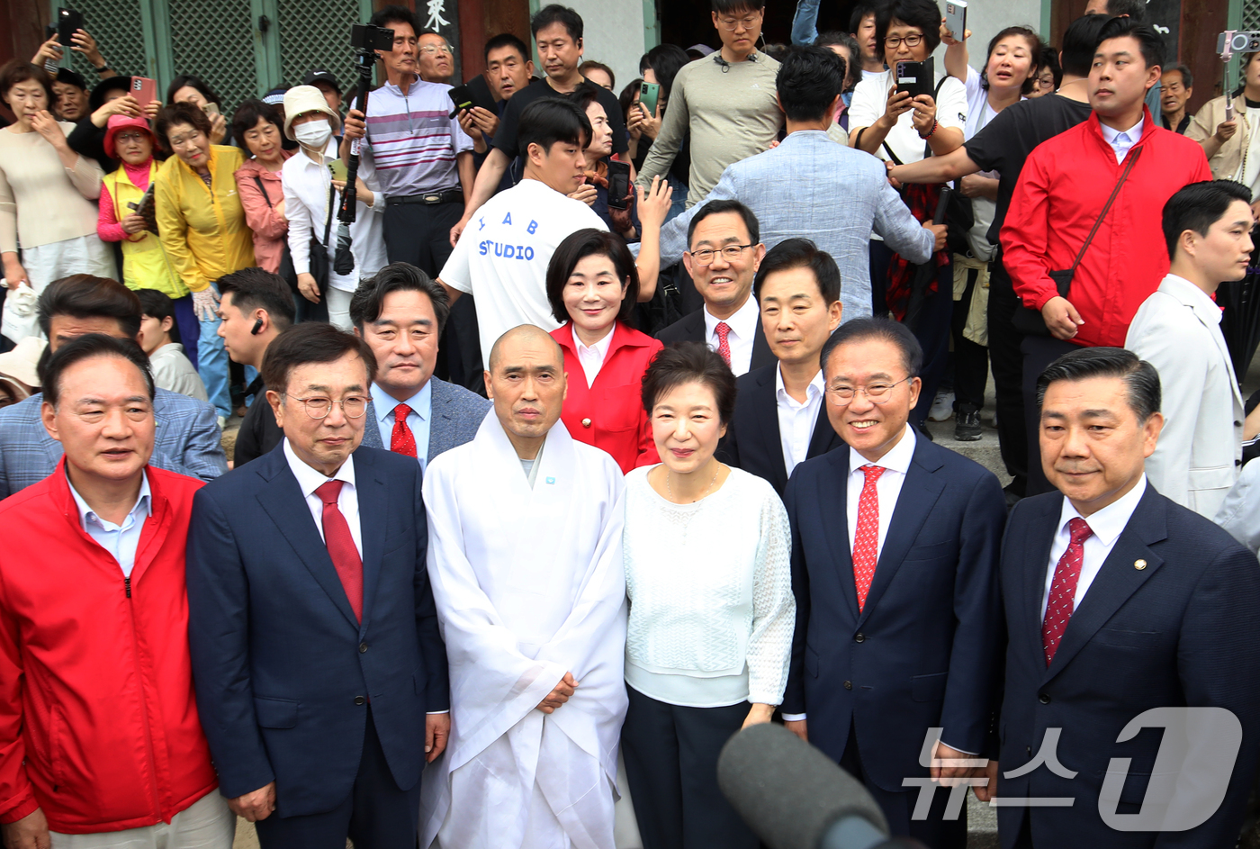 (부산=뉴스1) 윤일지 기자 = 박근혜 전 대통령이 2일 부산 금정구 범어사를 방문해 주지 정오스님과 대웅전 앞에서 기념촬영을 하고 있다.  2025.6.2/뉴스1