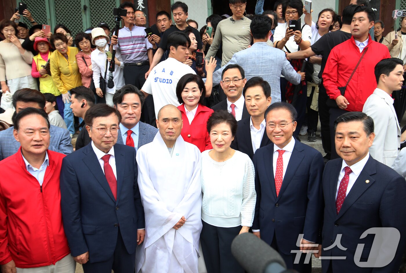 본문 이미지 - 박근혜 전 대통령이 2일 부산 금정구 범어사를 방문해 주지 정오스님과 대웅전 앞에서 기념촬영을 하고 있다. 2025.6.2/뉴스1 ⓒ News1 윤일지 기자