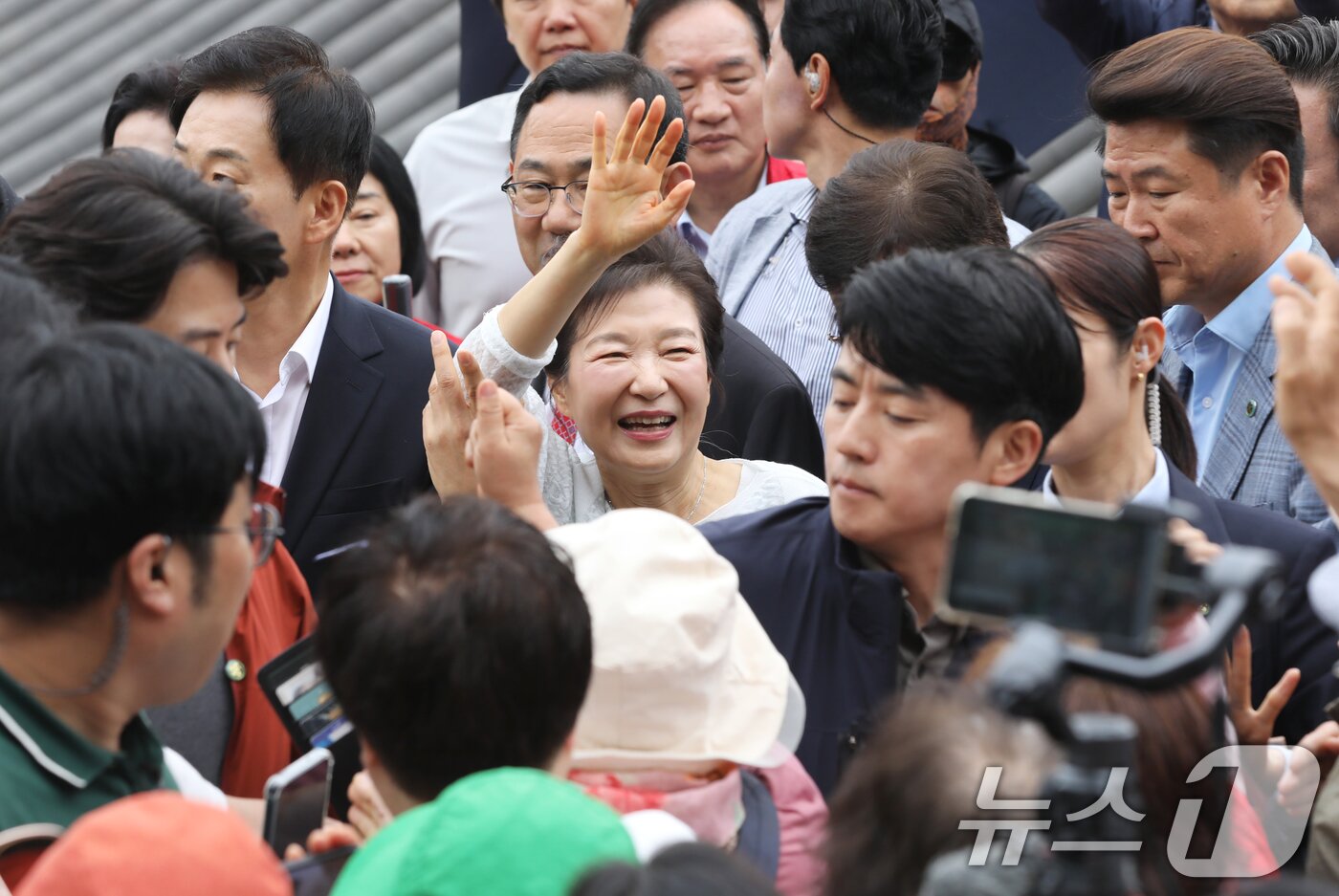 본문 이미지 - 박근혜 전 대통령이 2일 부산 금정구 범어사를 방문해 주지 정오스님과 이동하며 지지자들에게 인사하고 있다. 2025.6.2/뉴스1 ⓒ News1 윤일지 기자