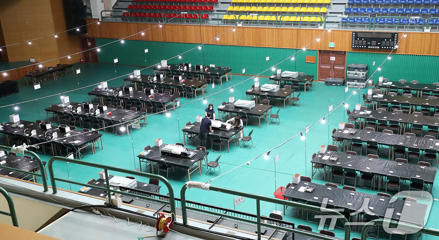 (대구=뉴스1) 공정식 기자 = 21대 대통령선거를 하루 앞둔 2일 오전 대구 남구 영남이공대 천마체육관에 마련된 개표소에서 남구선관위 관계자들이 개표 준비 상황을 점검하고 있다. …