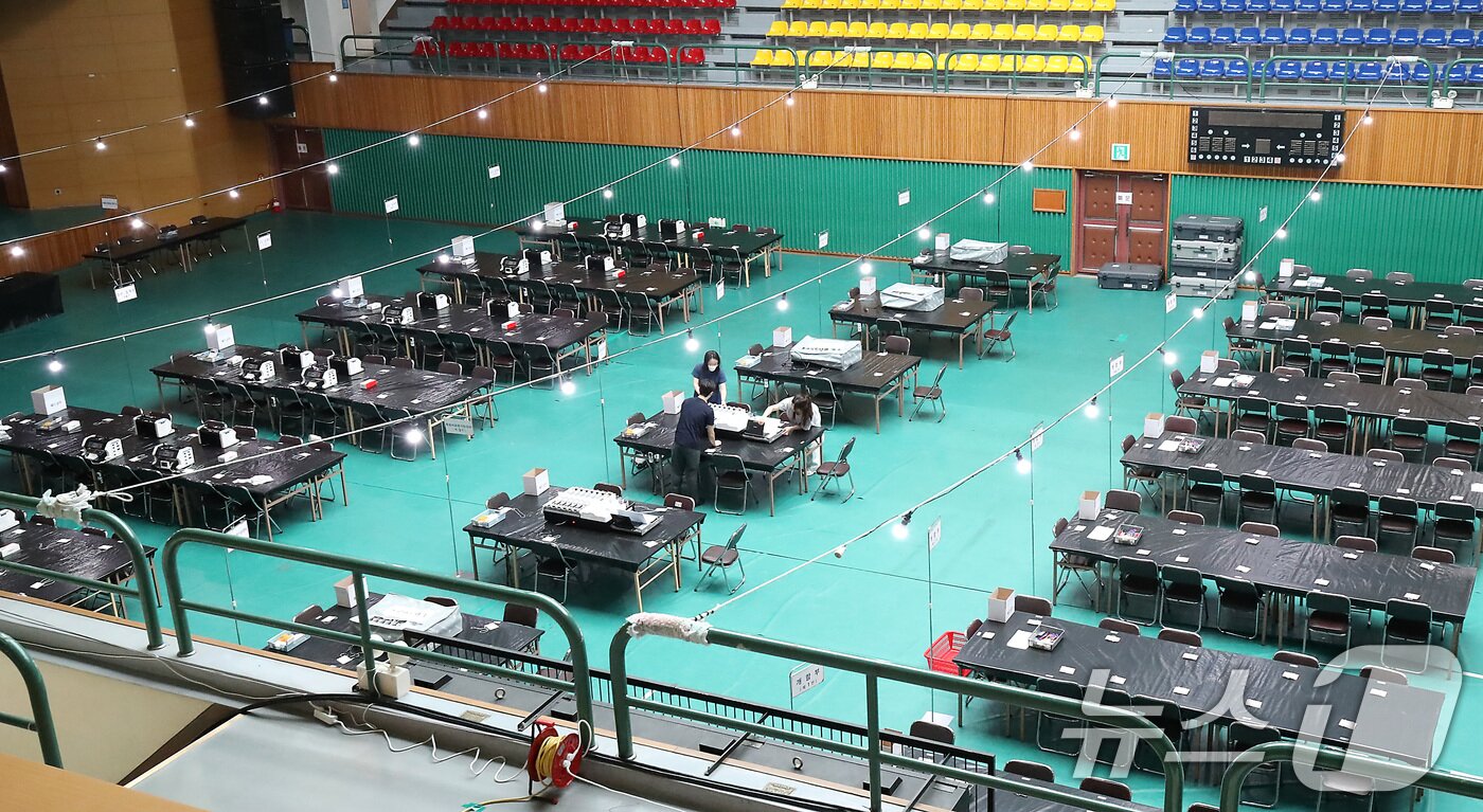 본문 이미지 - 21대 대통령선거를 하루 앞둔 2일 오전 대구 남구 영남이공대 천마체육관에 마련된 개표소에서 남구선관위 관계자들이 개표 준비 상황을 점검하고 있다. ⓒ News1 공정식 기자